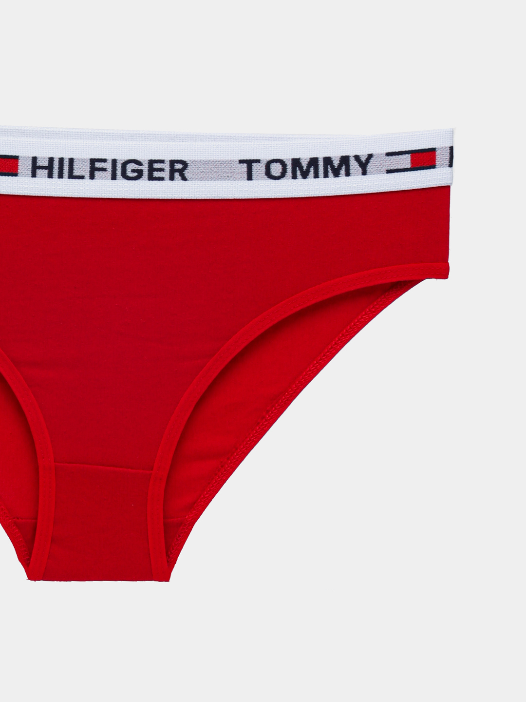 Uxlayotgan qizning külotlari olib tashlandi.