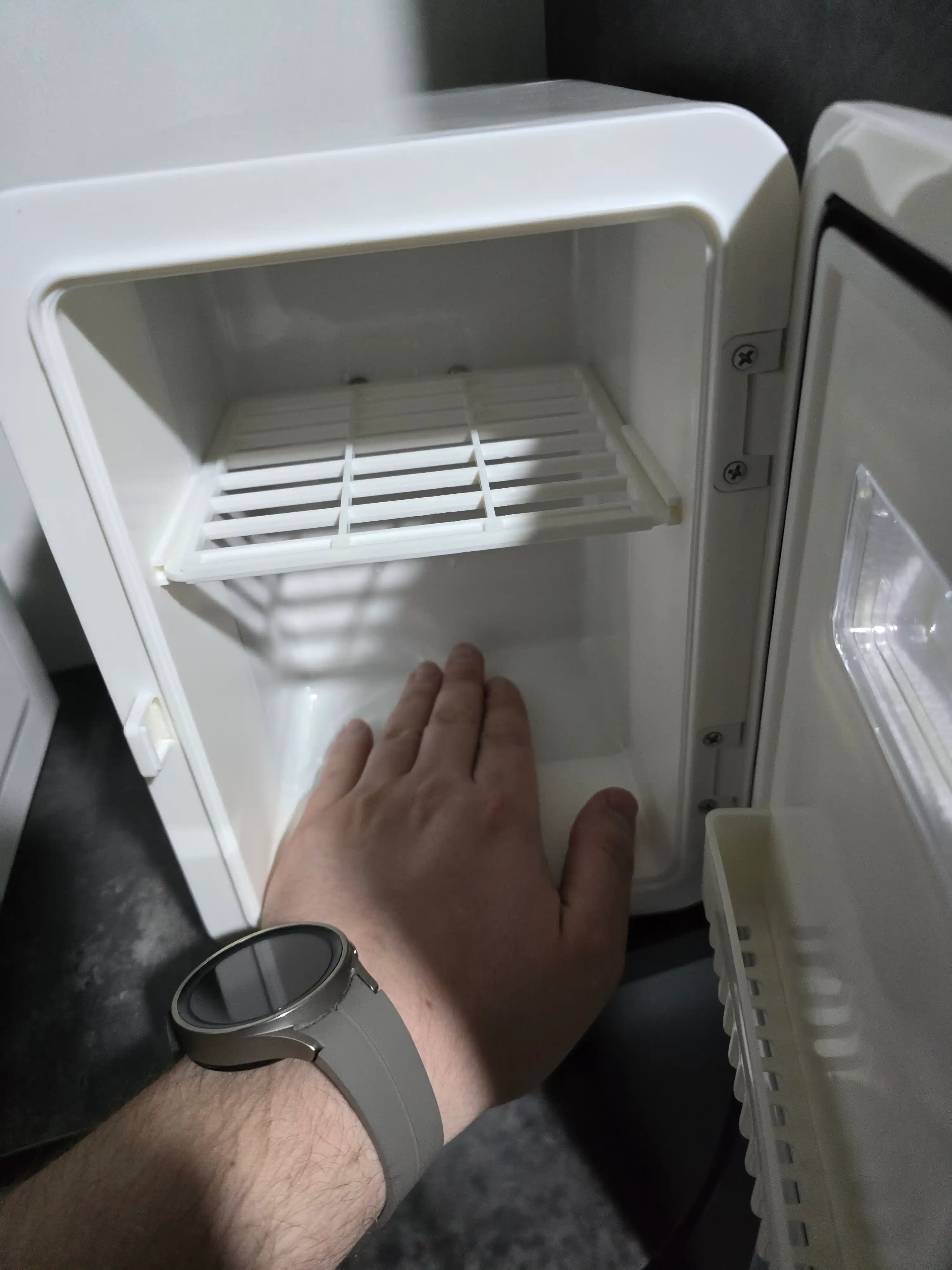 Mini sovutgich kosmetika saqlash uchun Freezer AKM10