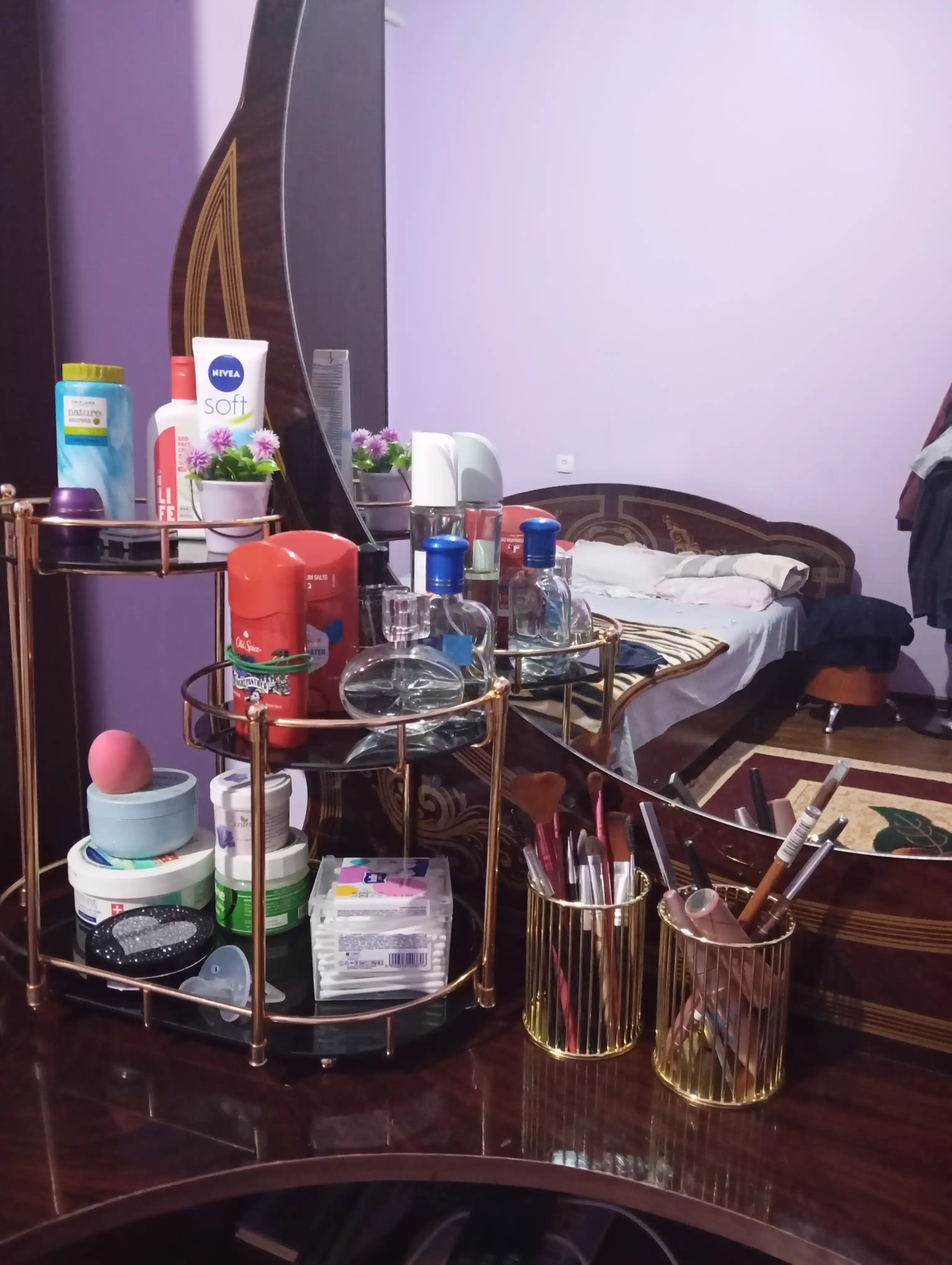 Kosmetika va zargarlik buyumlari uchun dekorativ organayzer, uch pog'onali