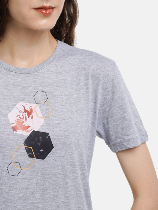 Ayollar futbolkasi