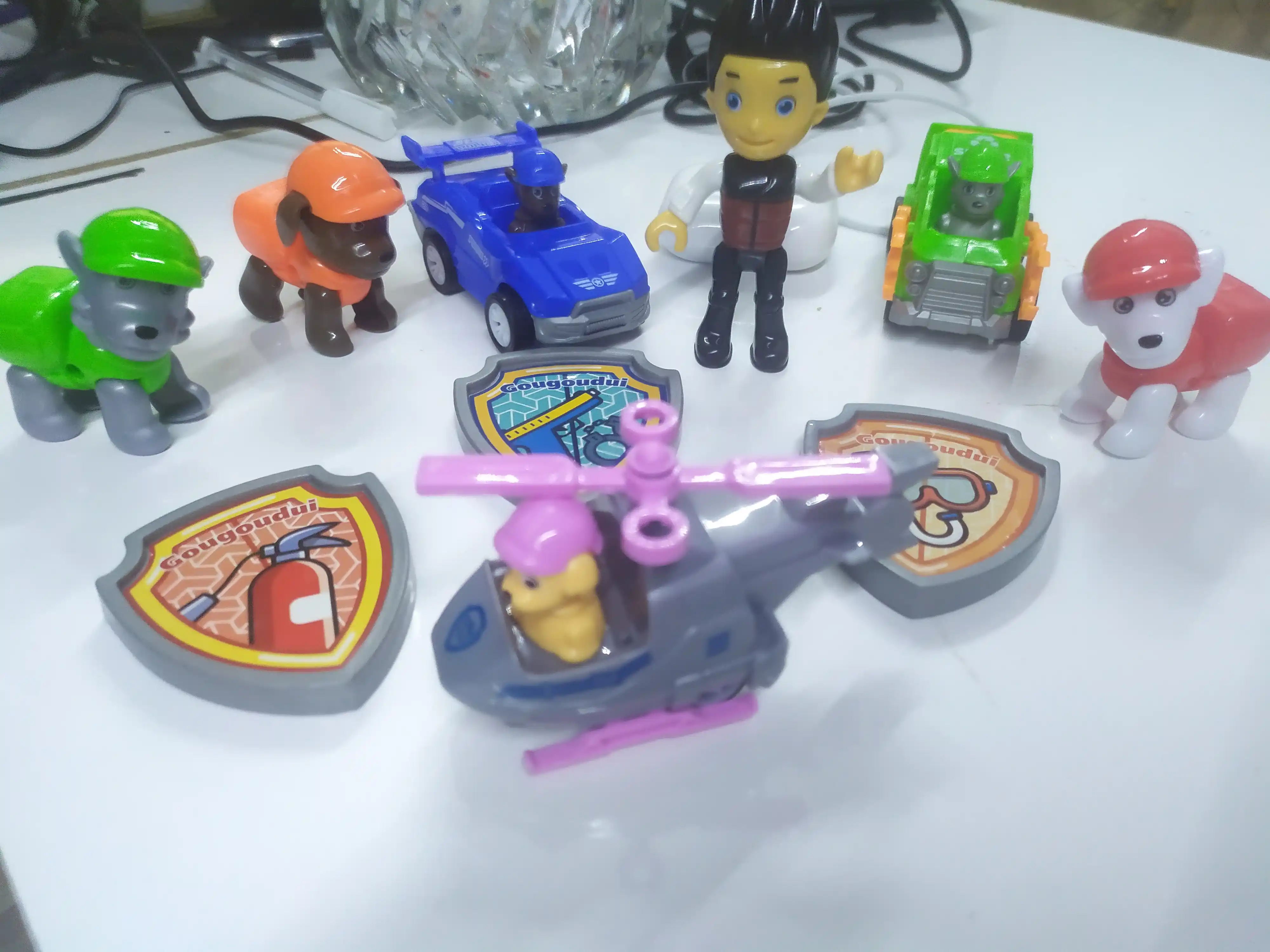 "Posbon kuchukchalar" barcha qaxramonlari to'plam ichida Paw Patrol