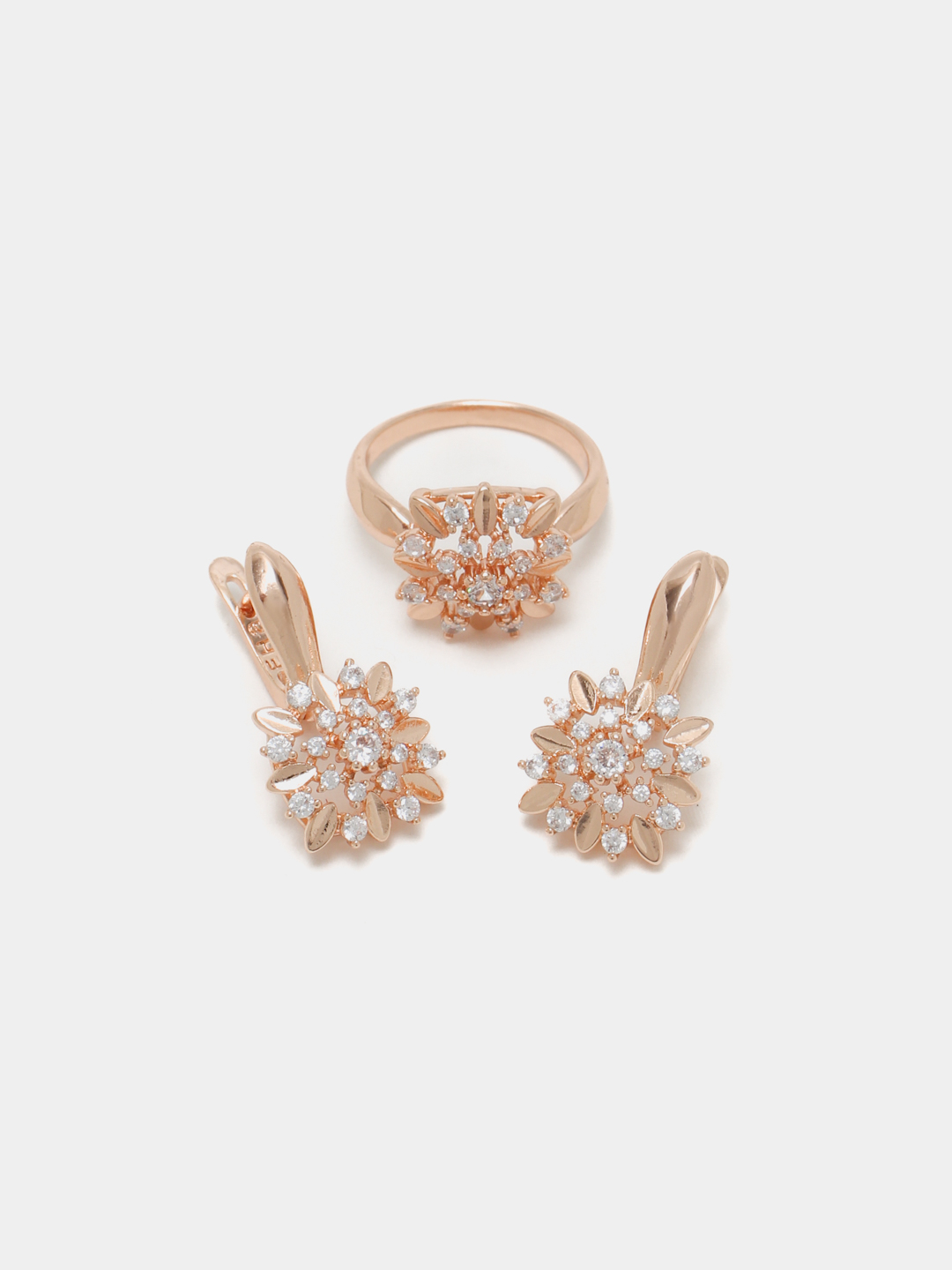 Mushukdagi samimiy zargarlik buyumlari Mushukdagi samimiy zargarlik buyumlari