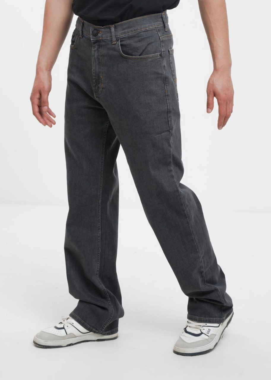 Koylagi ostida pantiesni korsatadi