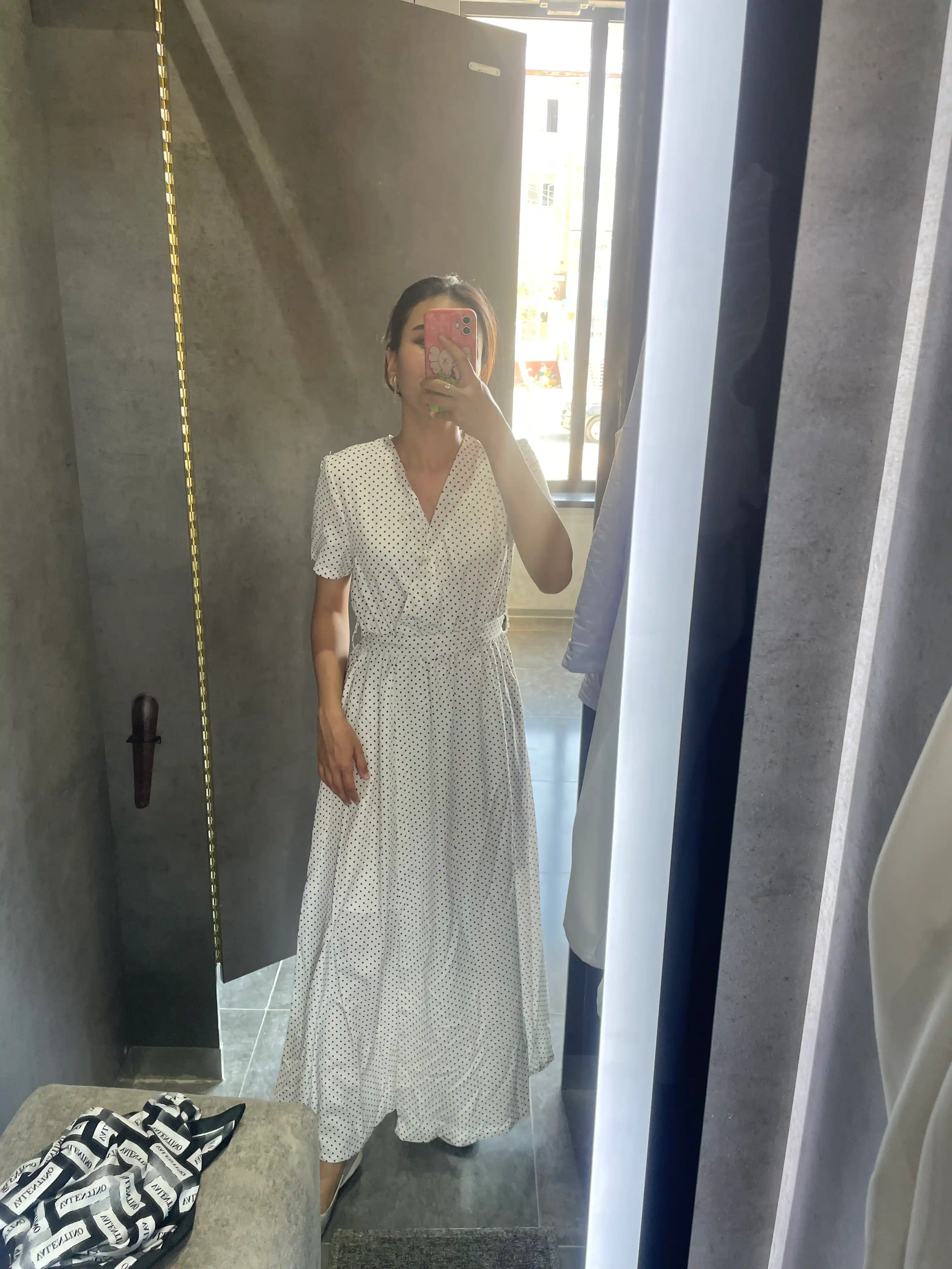 Kamarli ayollar uchun nuqtali ko'ylak, Selfie