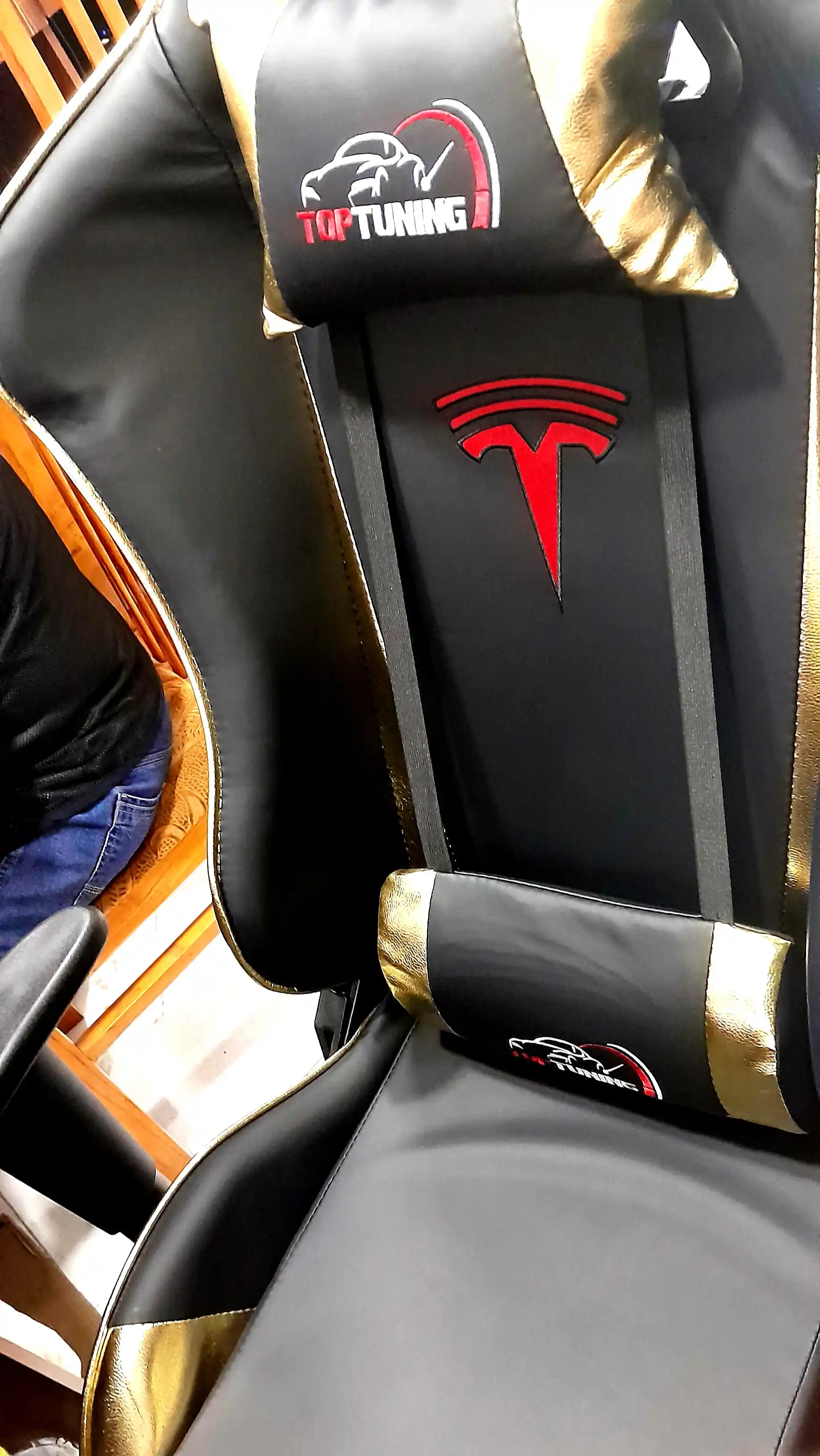 O'yin kreslosi TESLA 901-6, qora-oltin rang