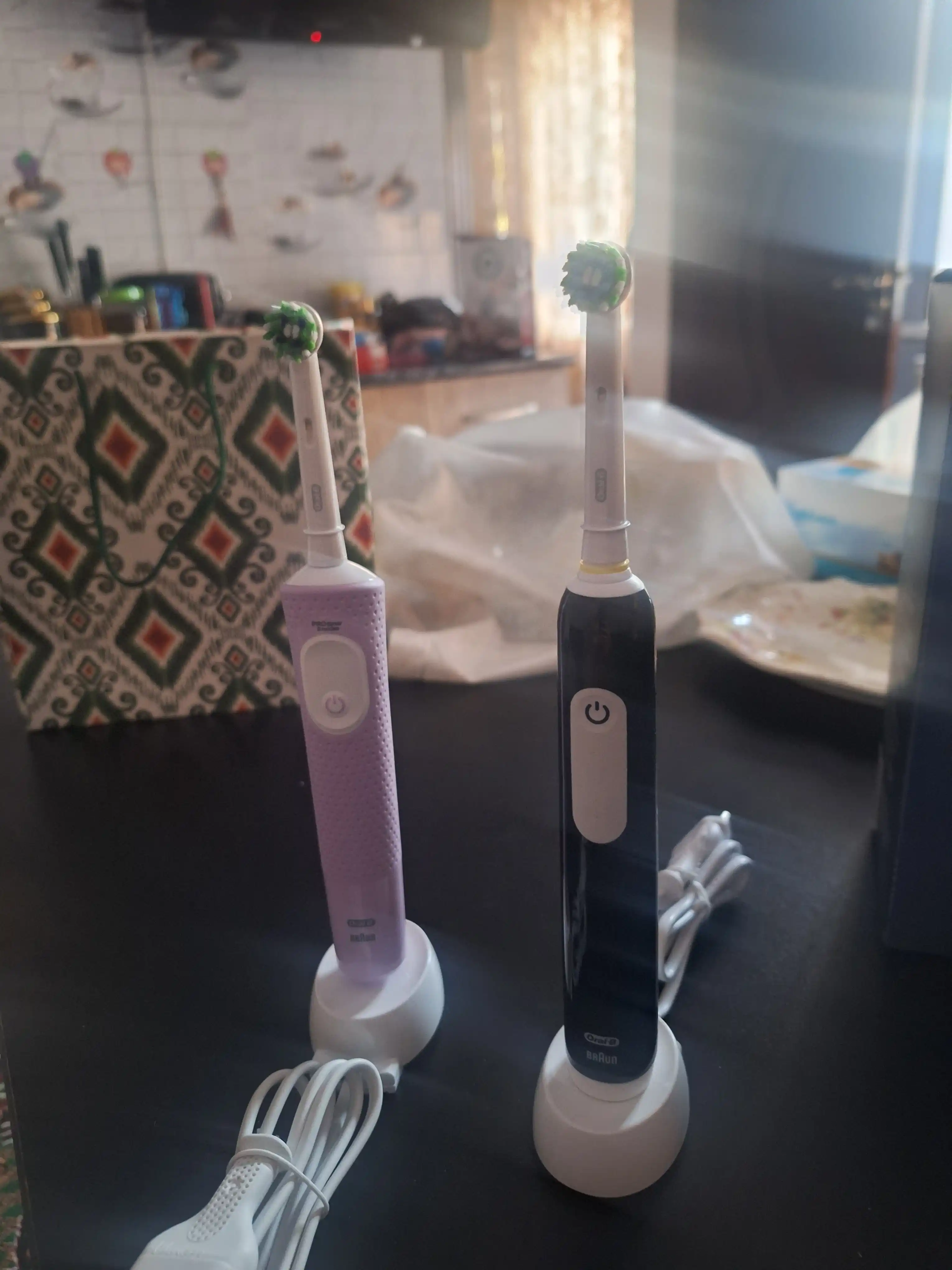 Elektr tish cho'tkasi Oral-B Vitality Pro Series 1, qora rangli