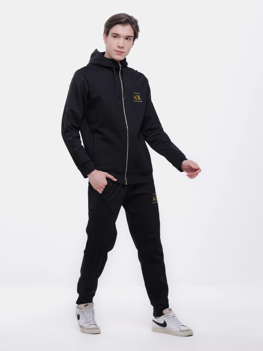 Erkaklar sport kostyumi