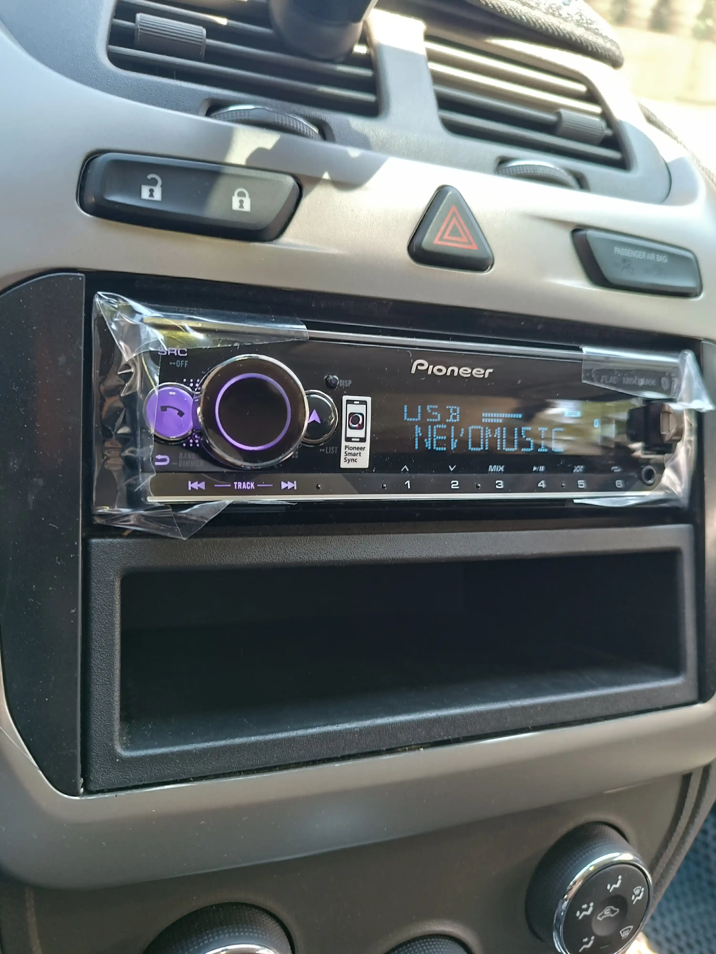 Автомагнитола Pioneer MVH-S520BT, с технологией Bluetooth
