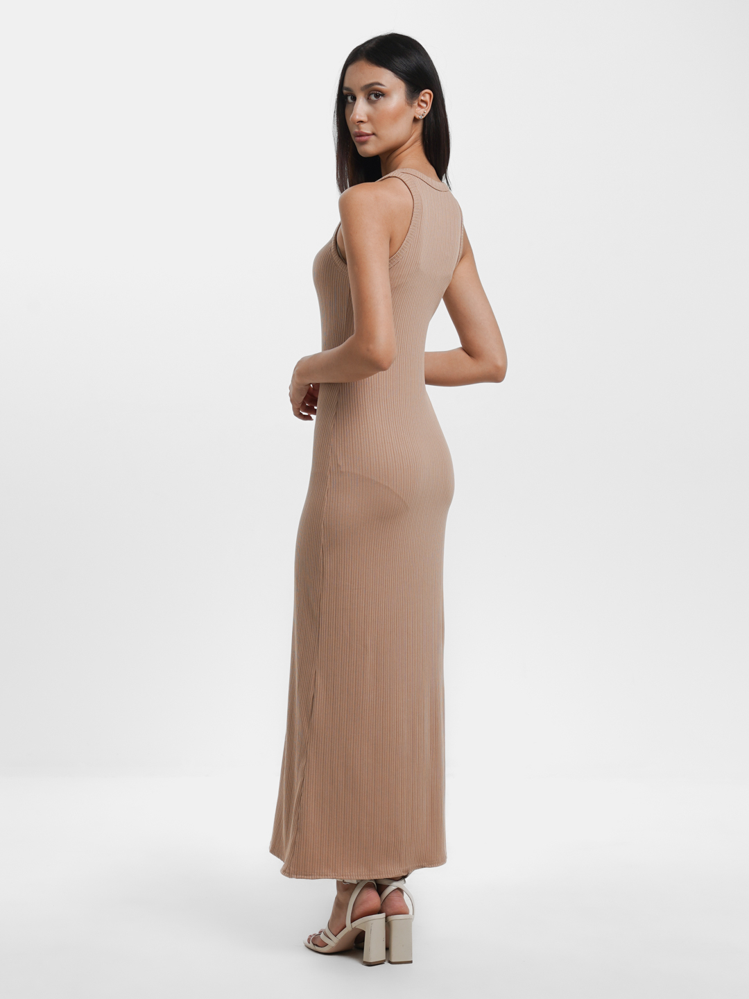 Yosh ayollar kiyimidagi behayolik sahnalari