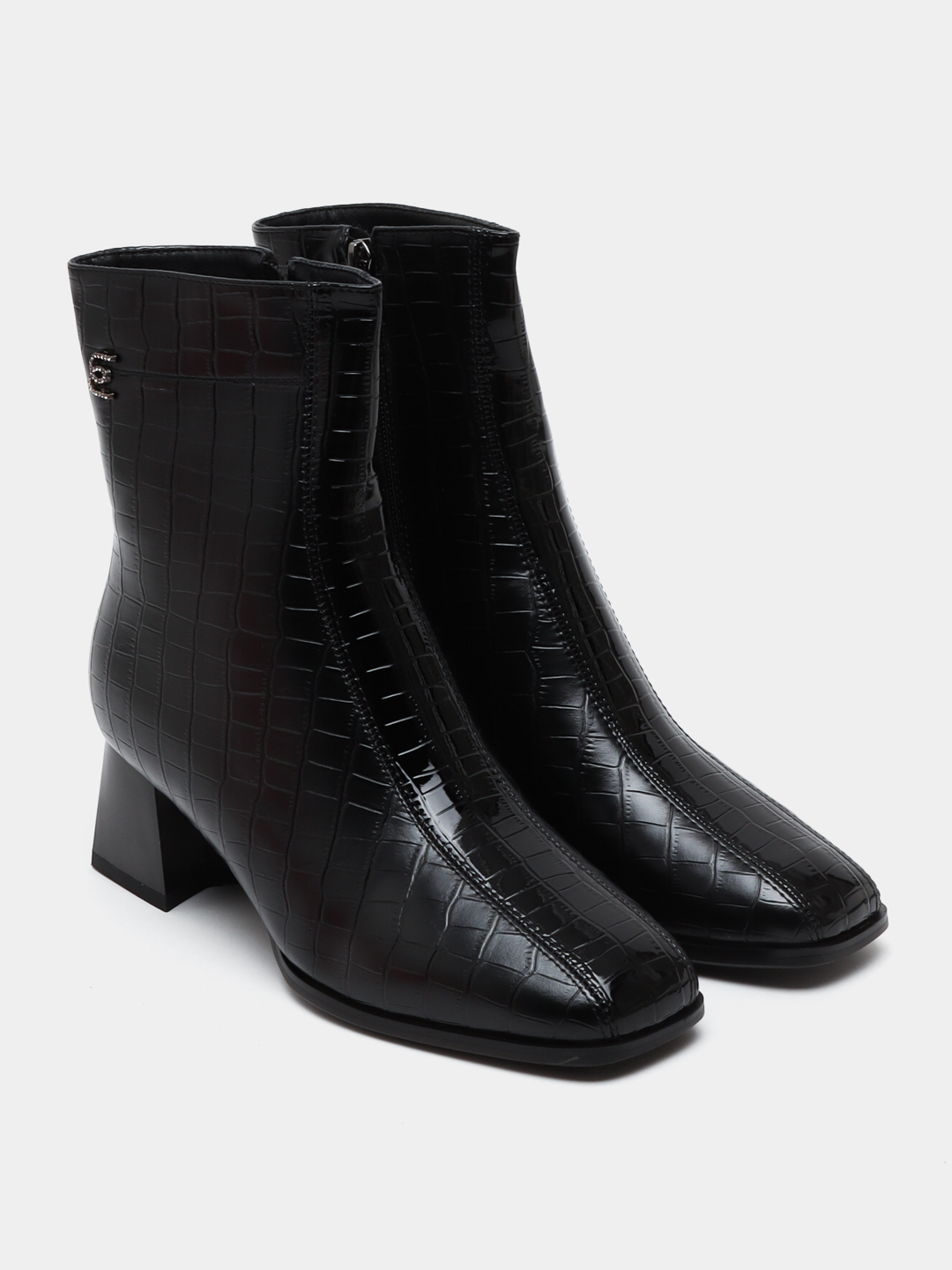 Bir olomon tugyonga ketgan qizlar bir Dik sorish