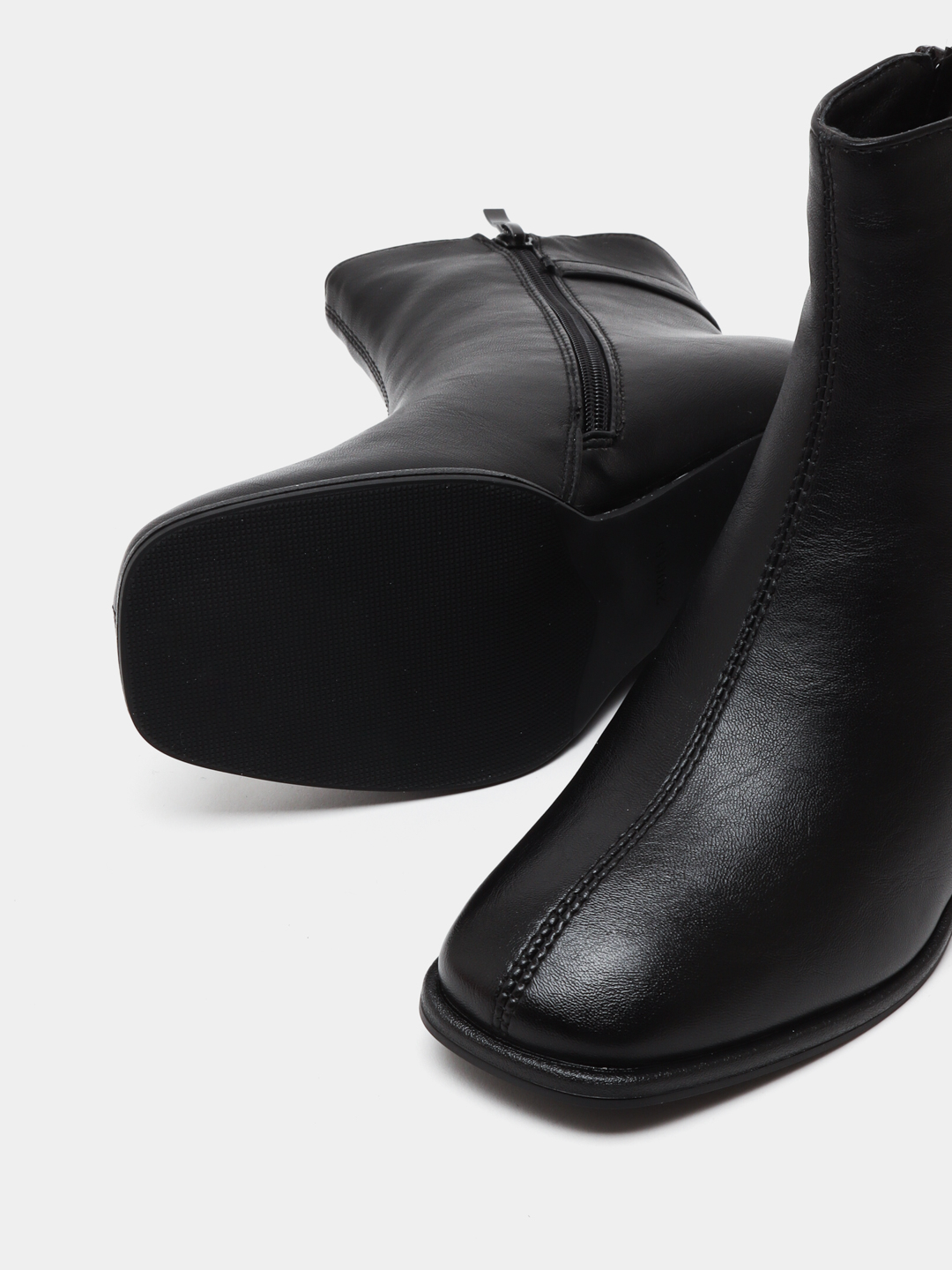 Yigit qollari bilan qizning mushukini massaj qiladi, u esa oyoqlari bilan jinsiy olatni uqalaydi.