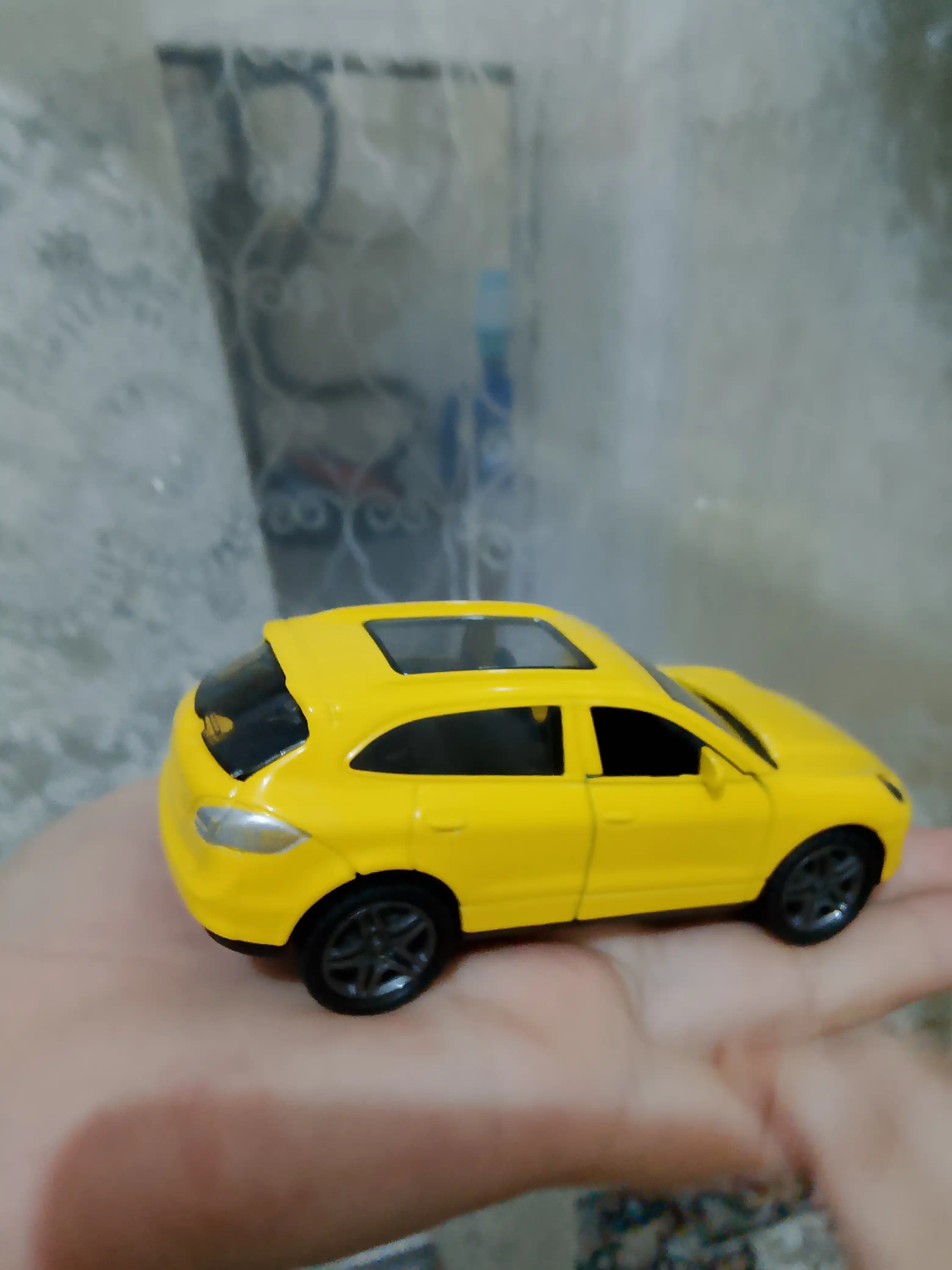 Игрушечный автомобиль