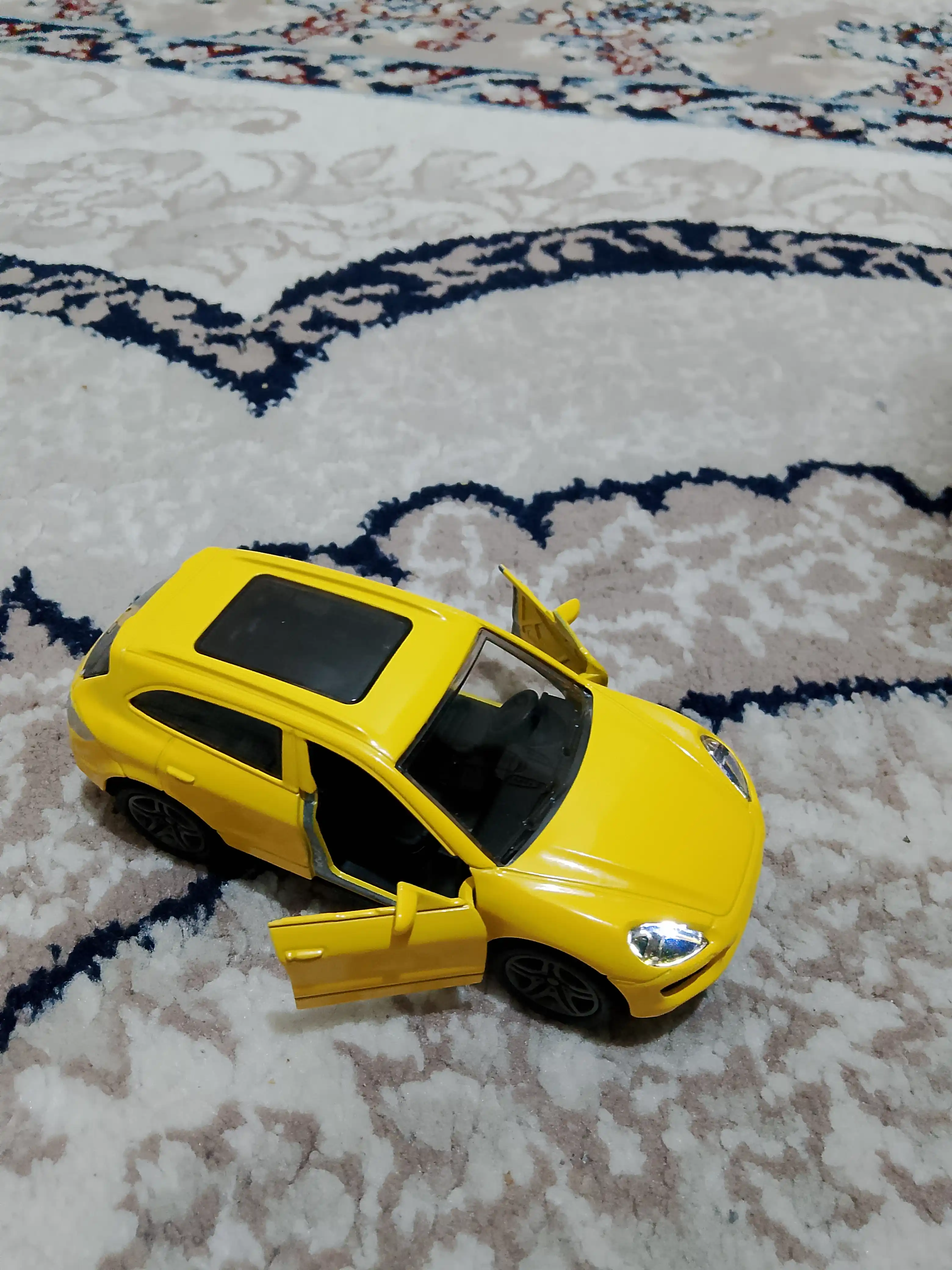 Игрушечный автомобиль