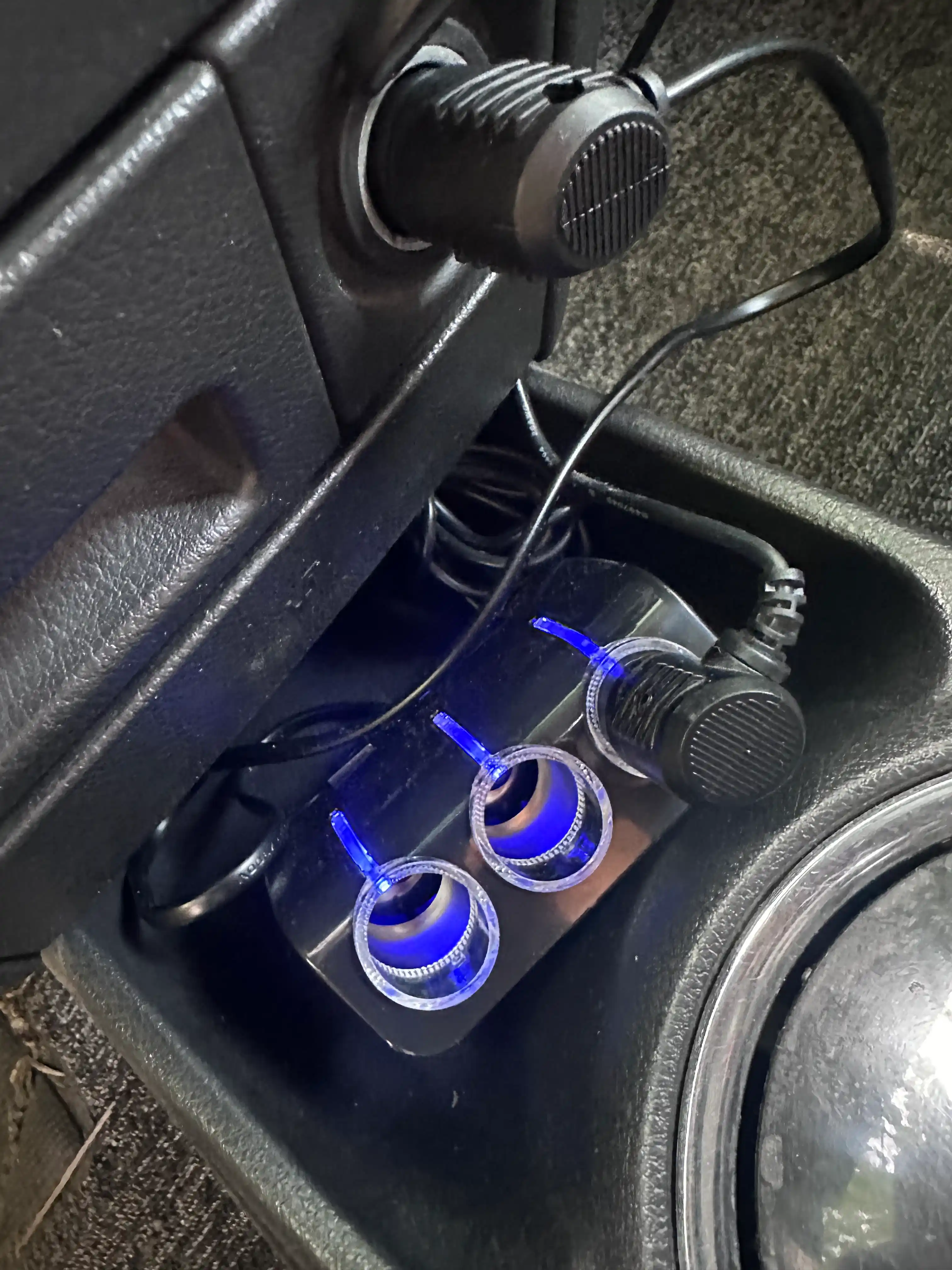Uchlik - 3 ta uyali va ikkita USB-ga ega bo‘lgan chekish moslamasining tarmoqlagichi