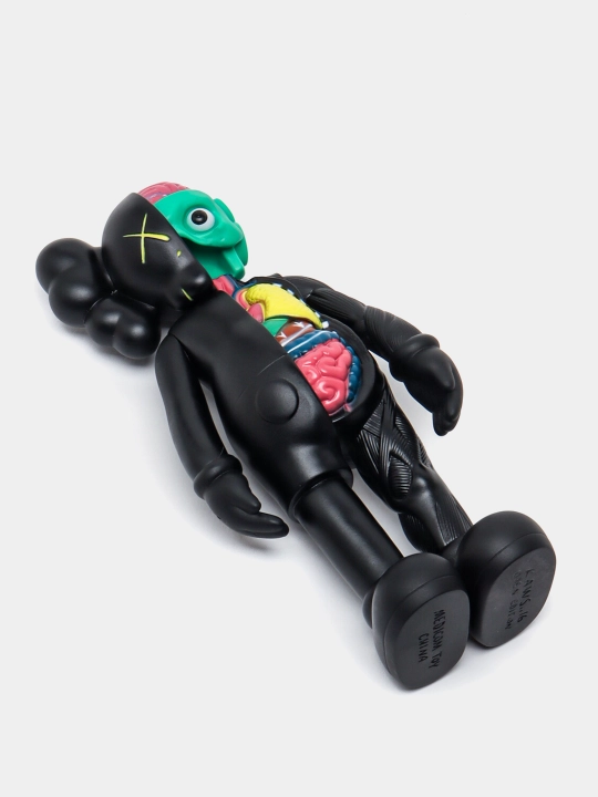 Sovg‘a qutisi bilan Kaws besh yillik haykalchasi, interyer dizayni uchun, bearbrik qavs