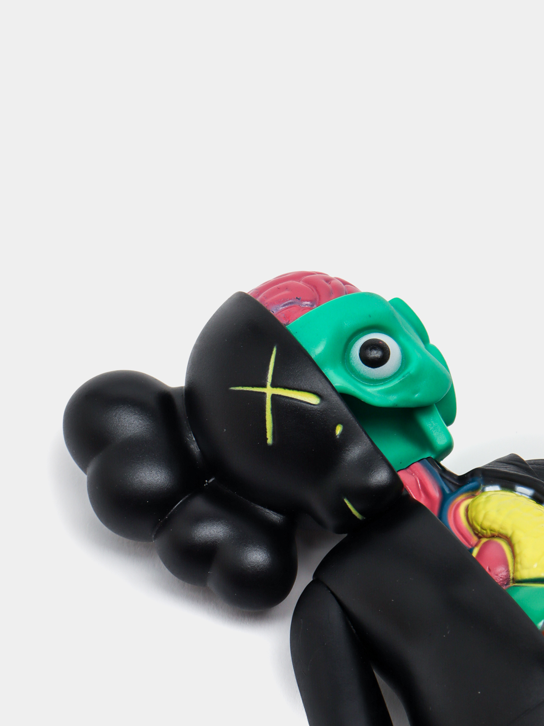 Sovg‘a qutisi bilan Kaws besh yillik haykalchasi, interyer dizayni uchun, bearbrik qavs