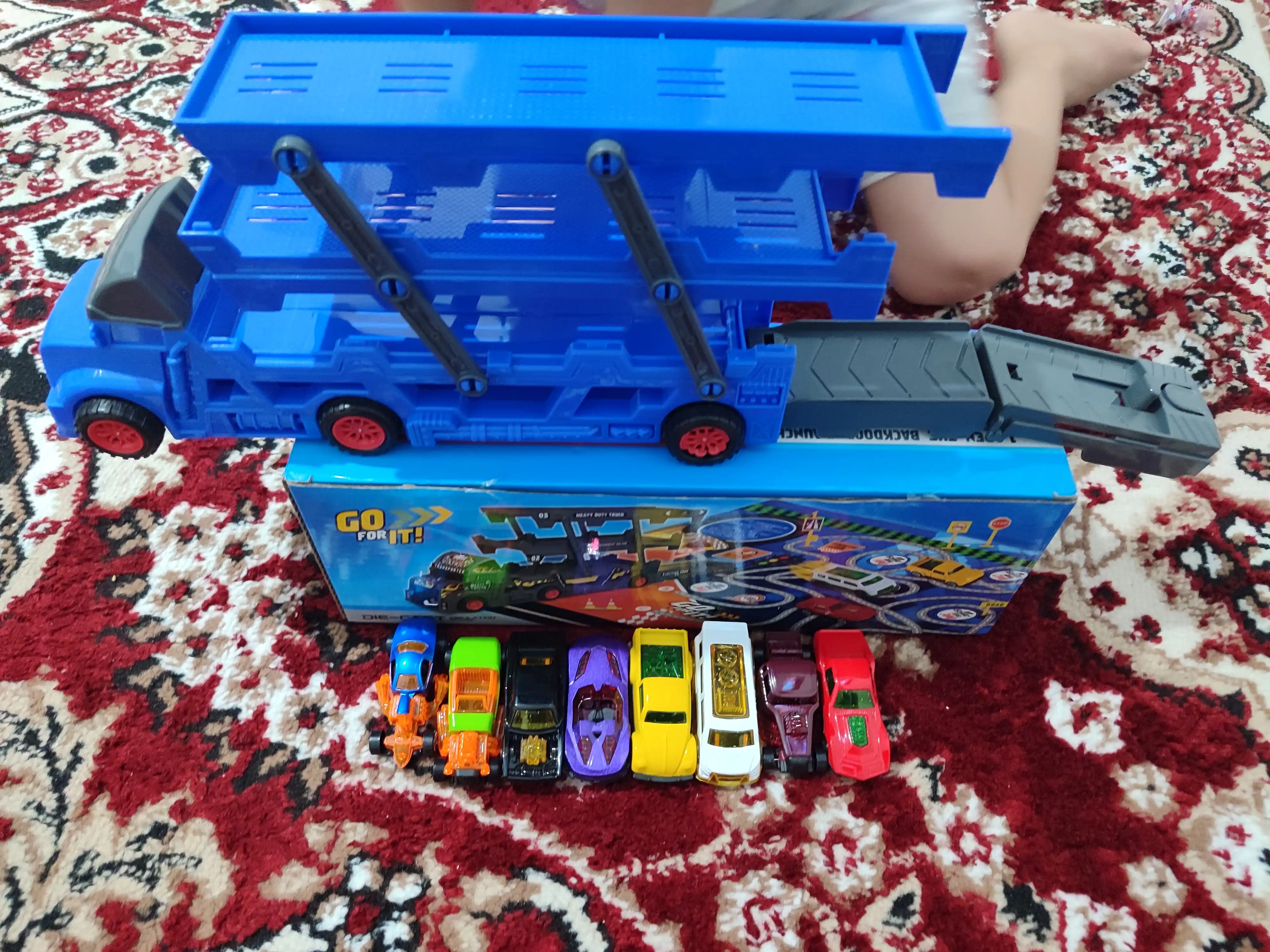 Hot Wheels metall mashinachali avtovoz, katapultali, 8 dona + gilamcha shahar