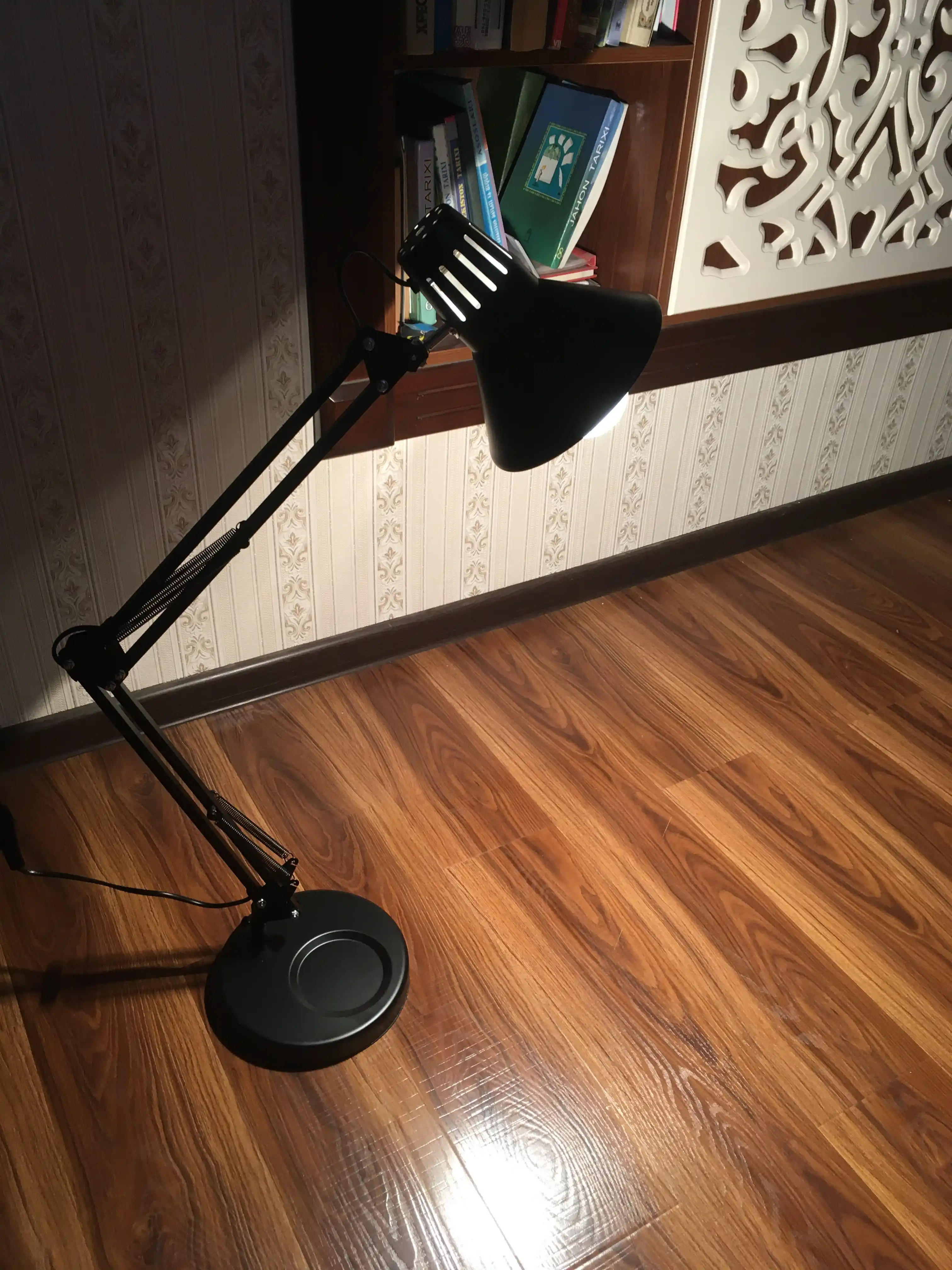 Stol lampa maktab o'quvchilar uchun svitilnik metal korpus, tungi chiroq + zajim sovg'a