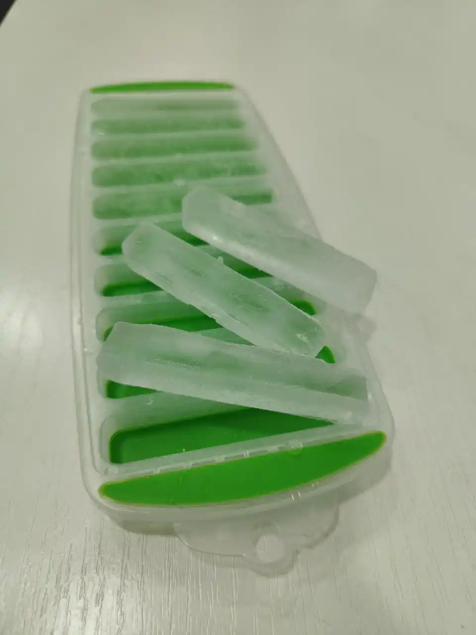 Silikon va plastmassadan tayyorlangan muz  uchun qolip, muz tayyorlash uchun idish