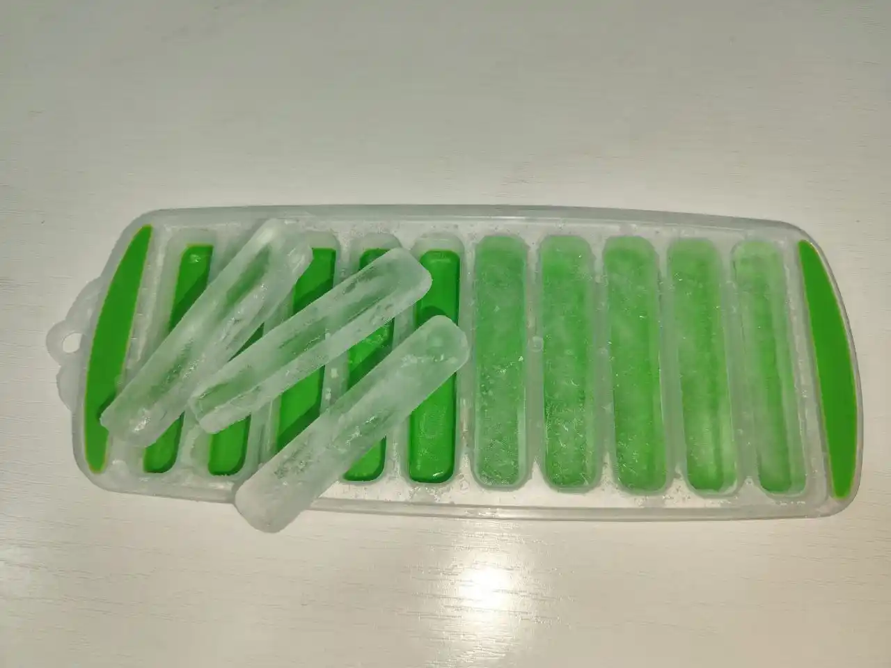 Silikon va plastmassadan tayyorlangan muz  uchun qolip, muz tayyorlash uchun idish