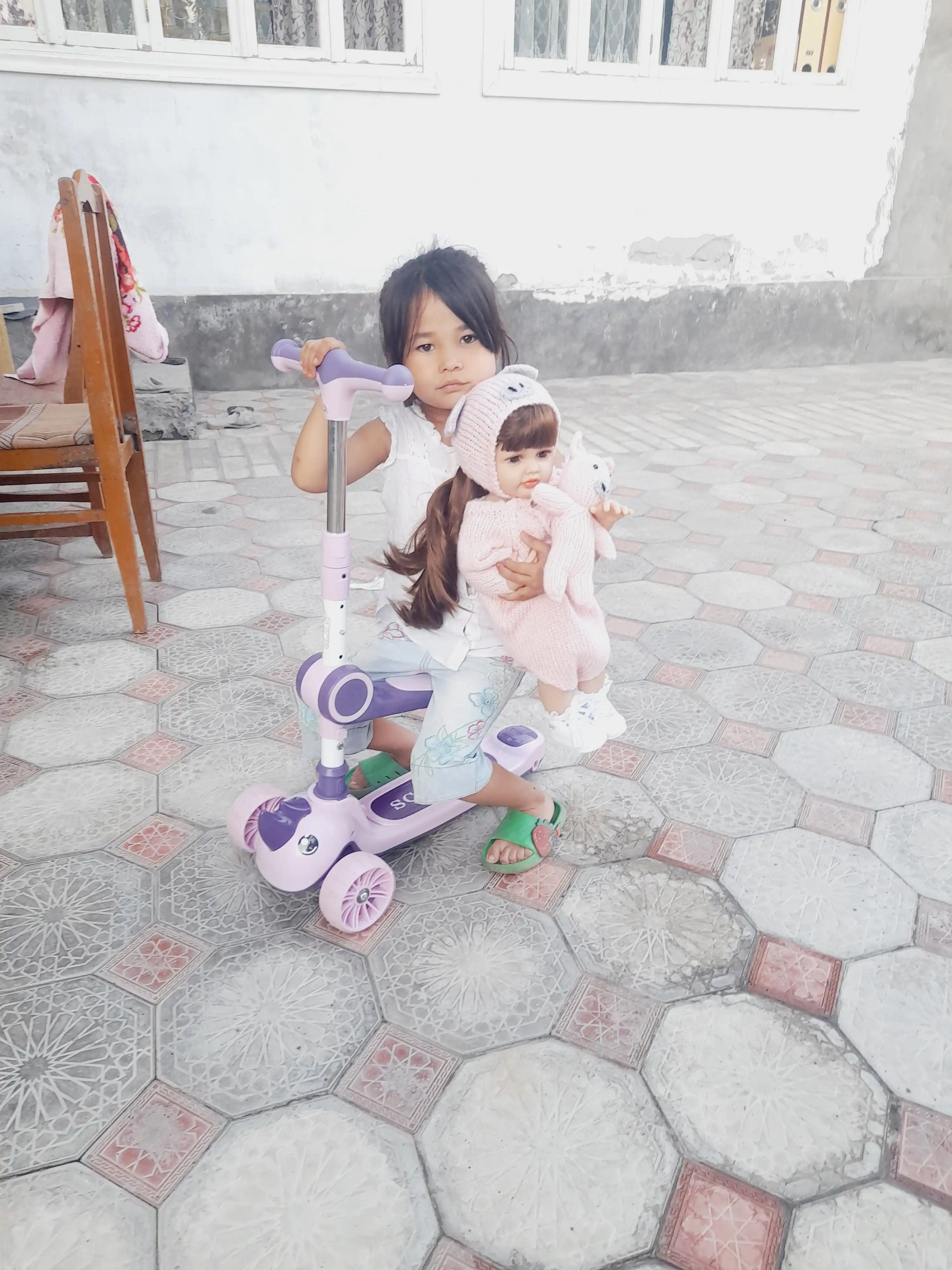 Bolalar uchun rang-barang va qulay samokat