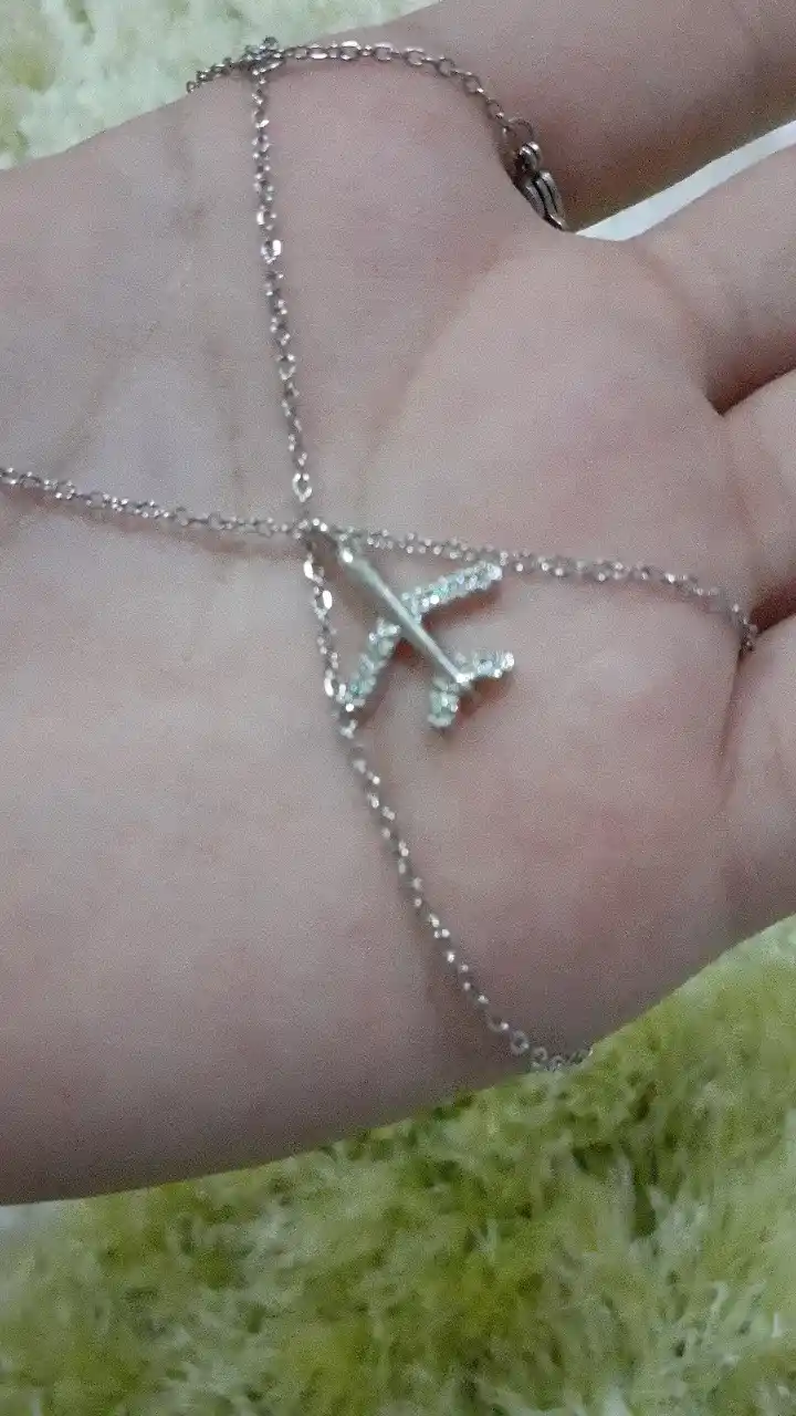 Bo'yin uchun zargarlik zanjiri, marjon bilan "Delfin-kit", "Samolyot"