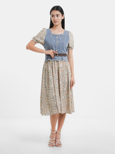 Uyda yubka va paypoqda Qiz sohilda kiyimlarini yechdi