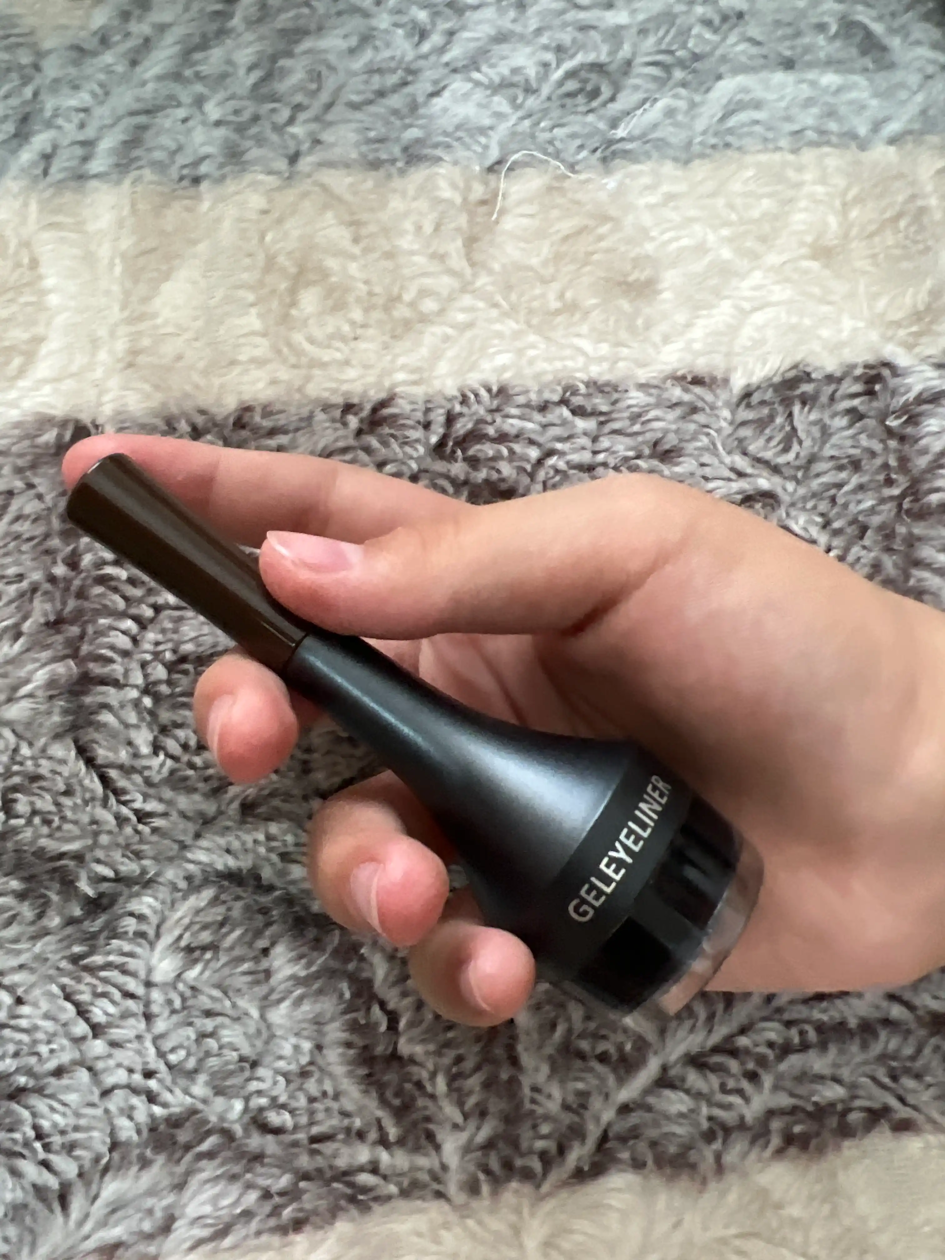 Eyeliner qora, lab bo'yog'i jigarrang, jel, suv o'tkazmaydigan
