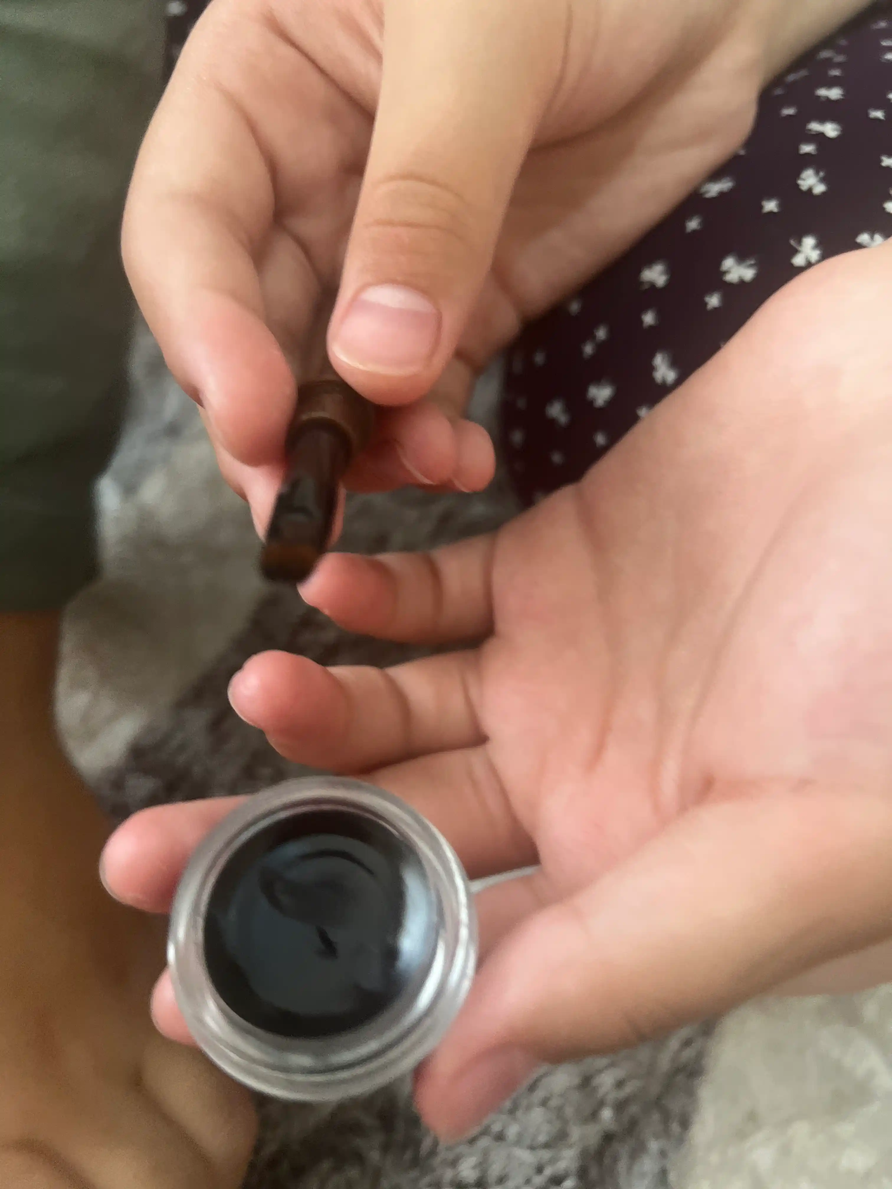 Eyeliner qora, lab bo'yog'i jigarrang, jel, suv o'tkazmaydigan