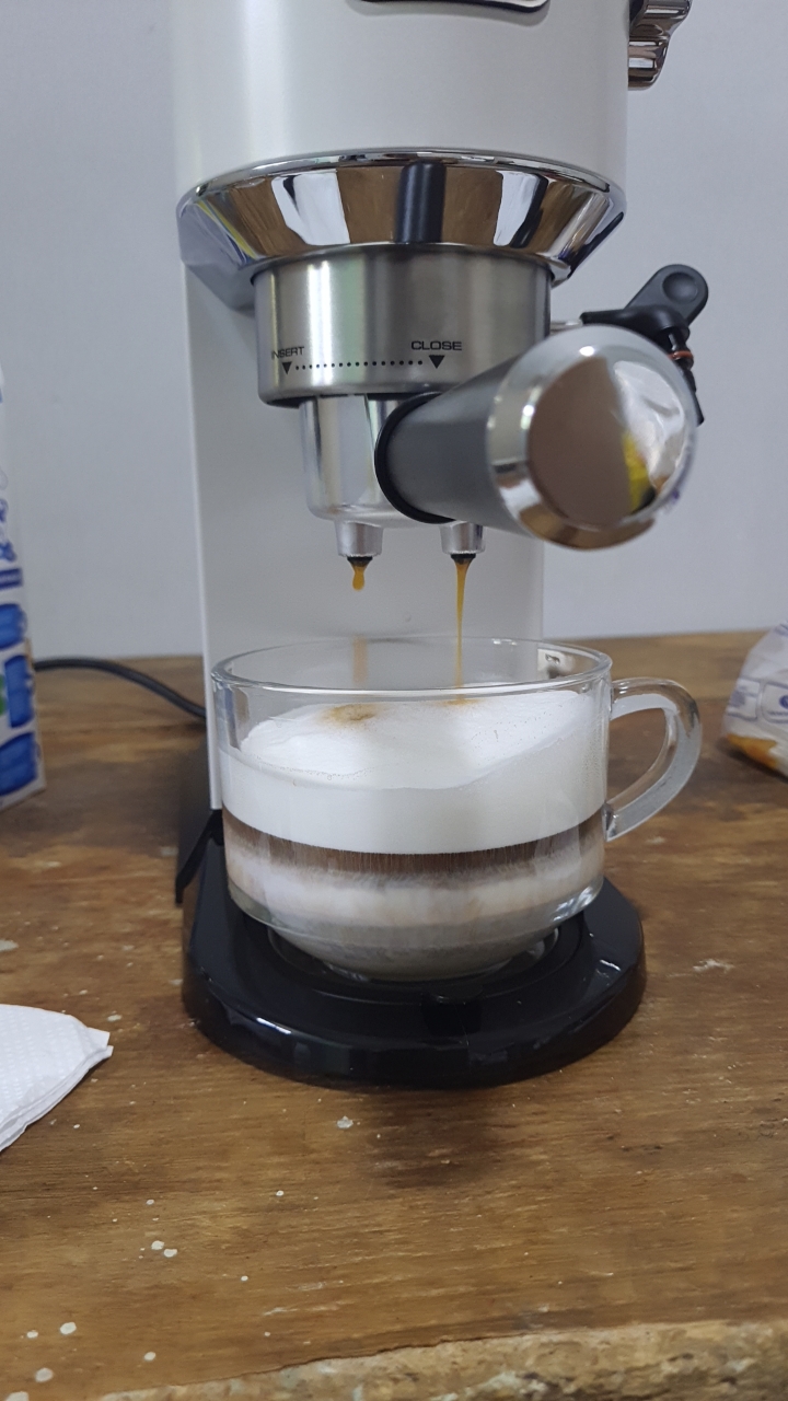 Кофеварка рожковая De'Longhi EC685.W Dedica с капучинатором, 15 бар, 1350 Вт