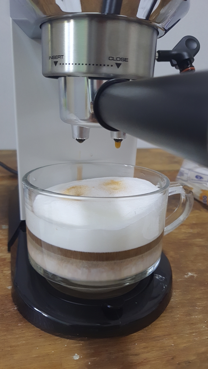 Кофеварка рожковая De'Longhi EC685.W Dedica с капучинатором, 15 бар, 1350 Вт