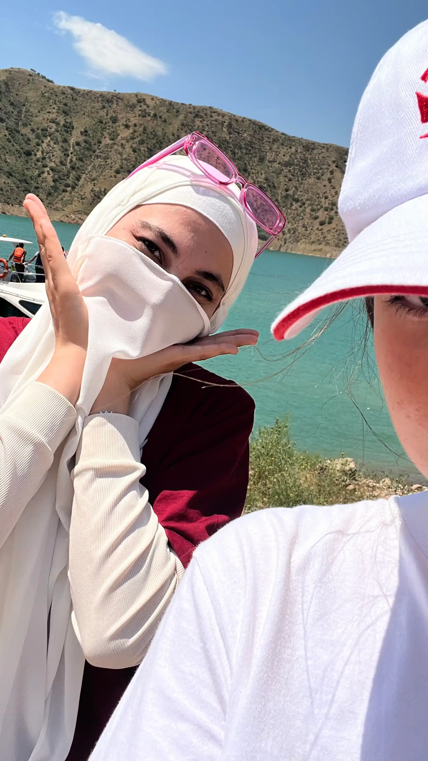 Ayollar quyoshdan himoya ko'zoynaklari rangli linzalar bilan to'rtburchaklar