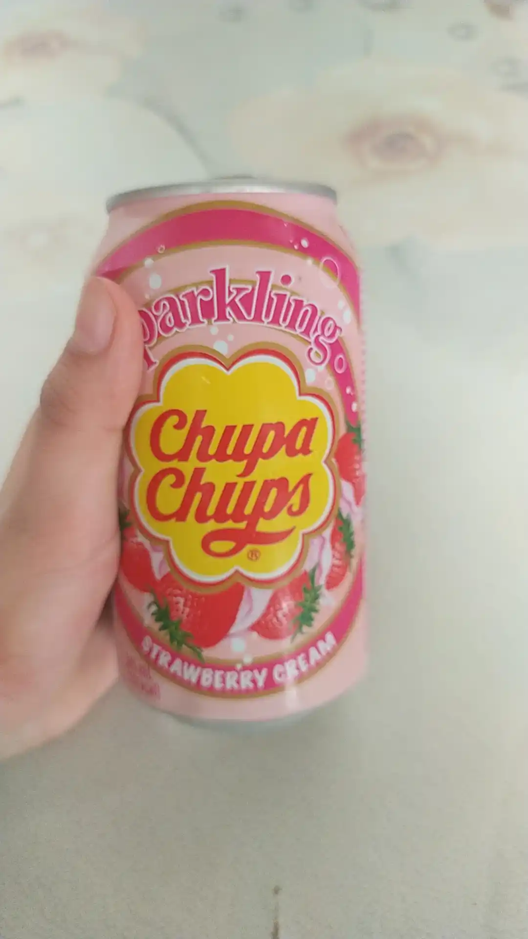 Газированный напиток со вкусом клубники и сливками Chupa Chups Strawberry & Cream, 345 мл