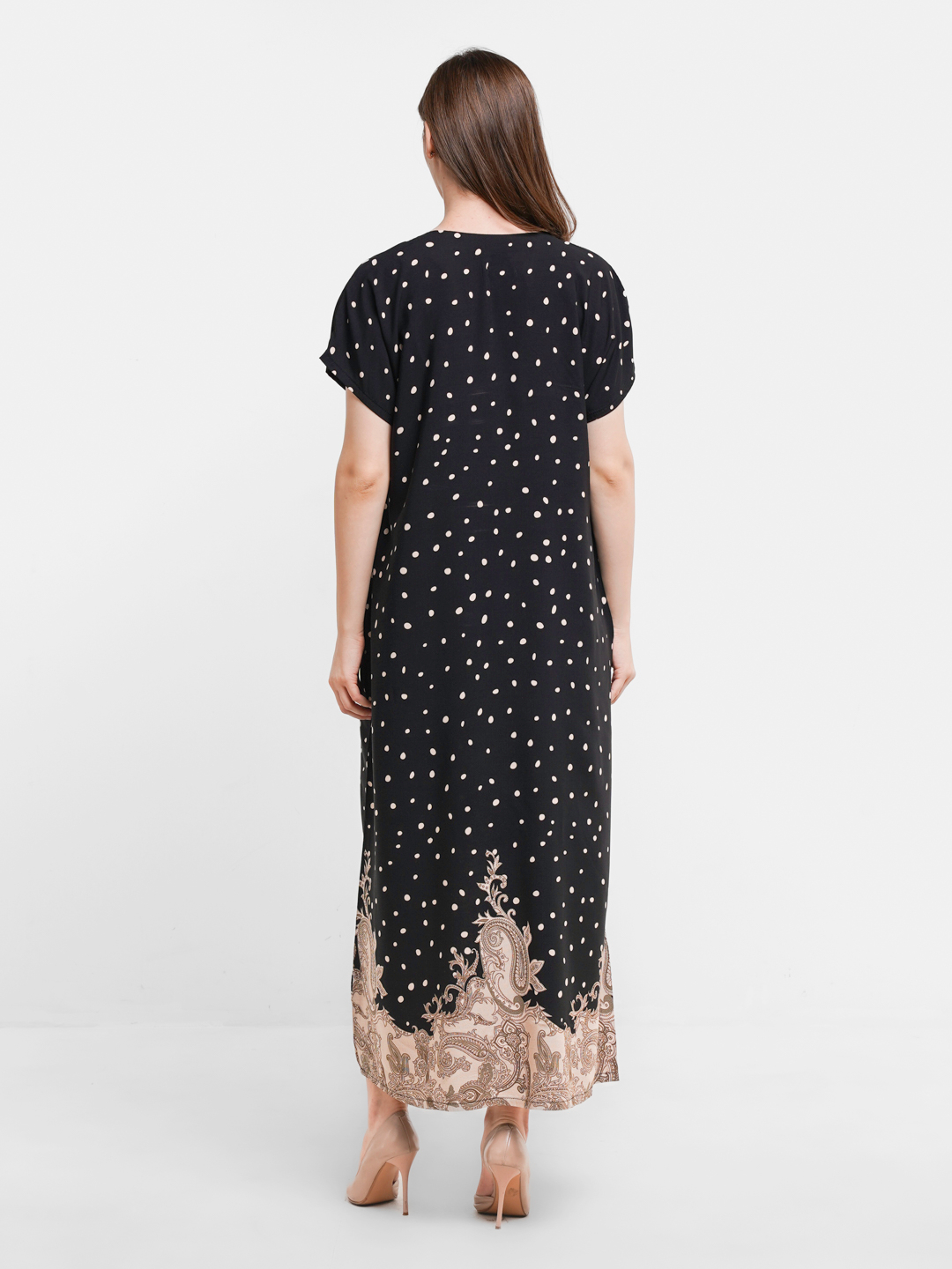 Katta olchamdagi ayollarning yalangoch fotosuratlari