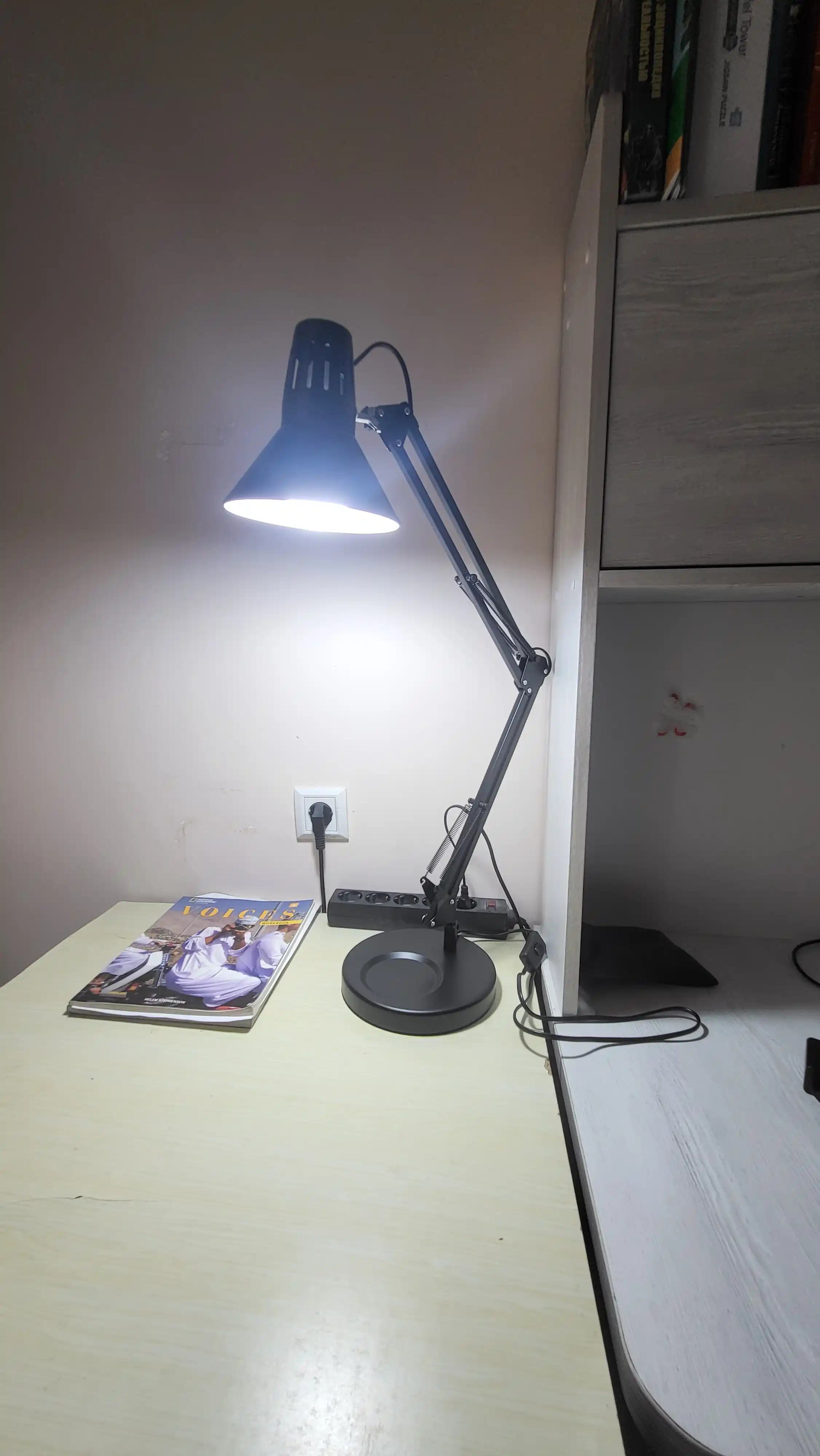 Stol lampa maktab o'quvchilar uchun svitilnik metal korpus, tungi chiroq + zajim sovg'a