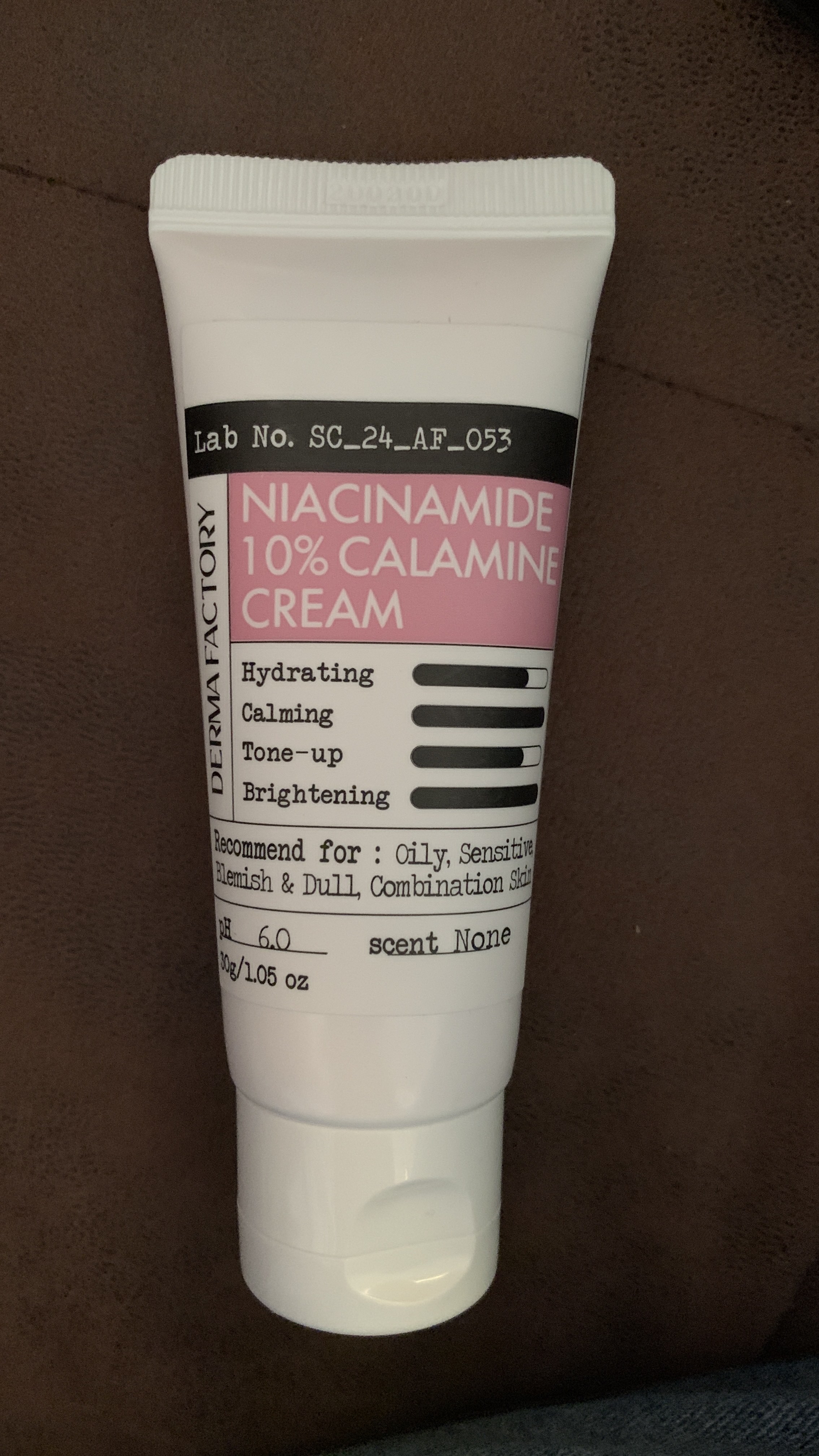 Oqartiruvchi va tinchlantiruvchi krem DERMA FACTORY Niacinamide 10% Calamine Cream, 30 ml