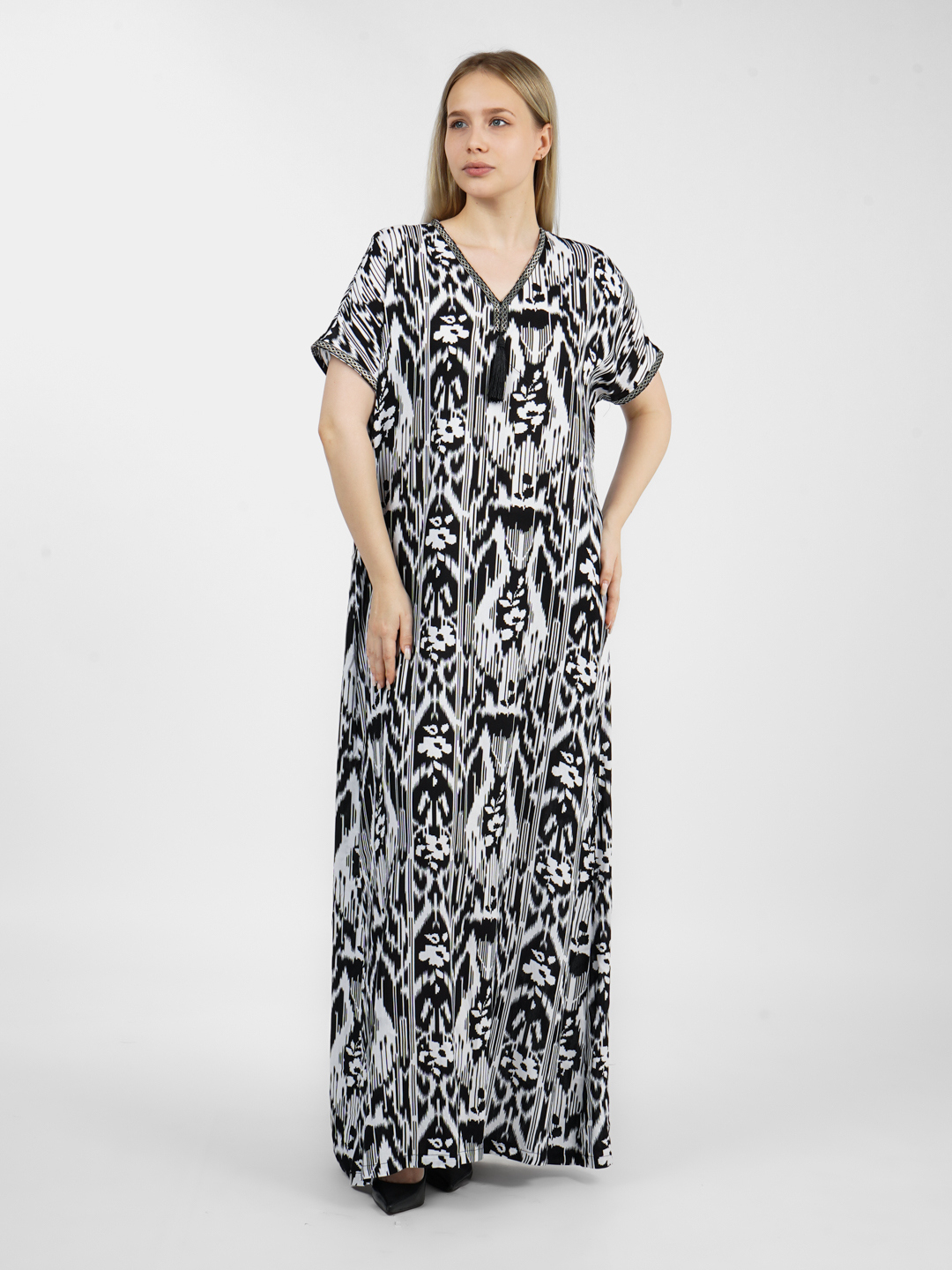 Latina transvestitlari katta xorozlar bilan