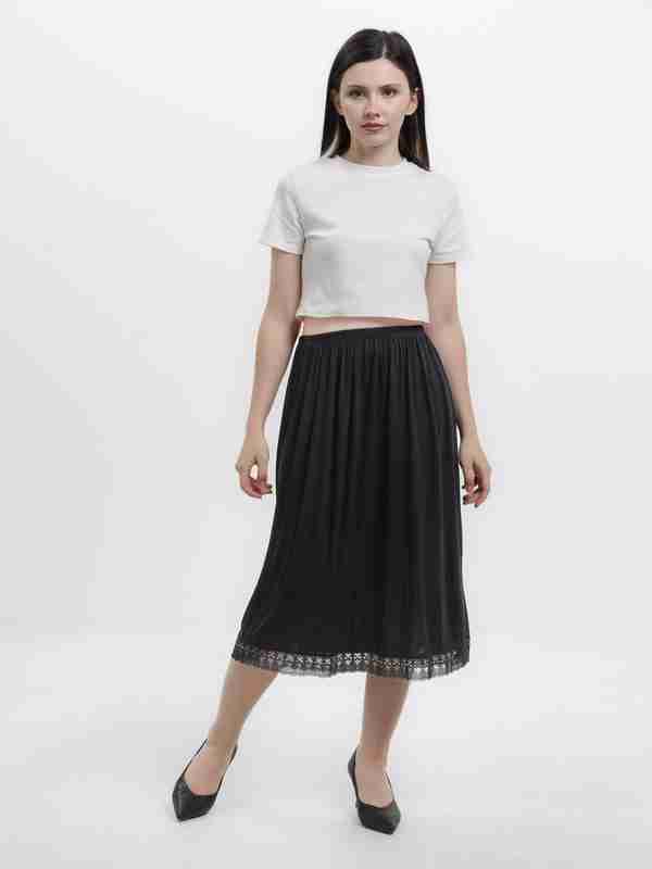 Kochada qisqa yubkalar ostida