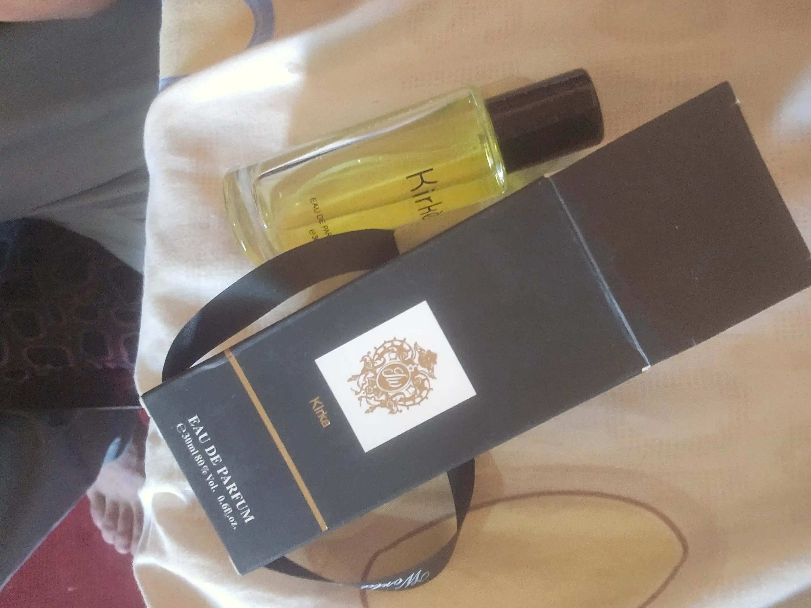 Parfyumlangan suv Fragrance World Kirke, erkak va ayollar uchun