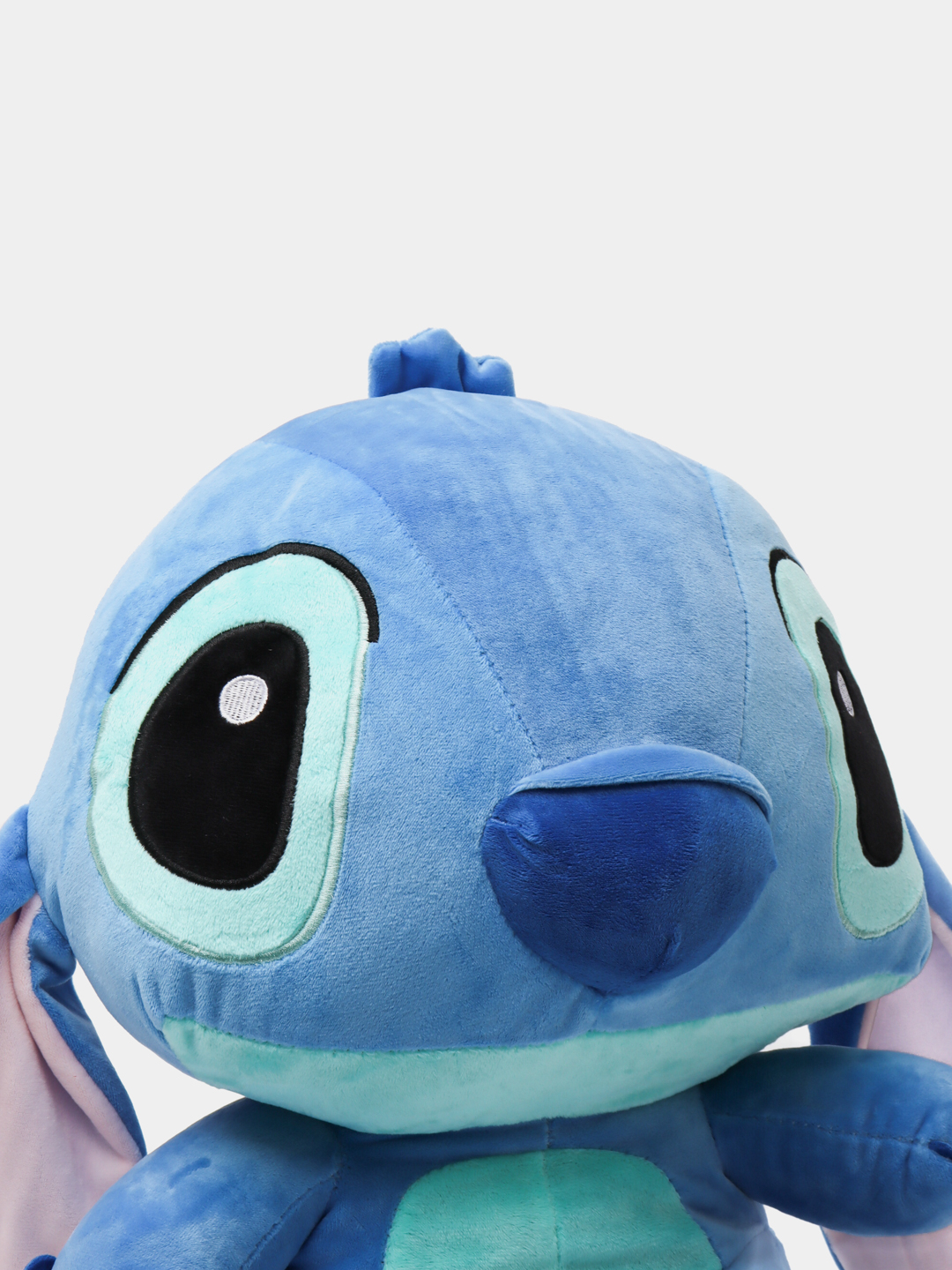 Qora tanli yigit ichkariga katta dik kiradi