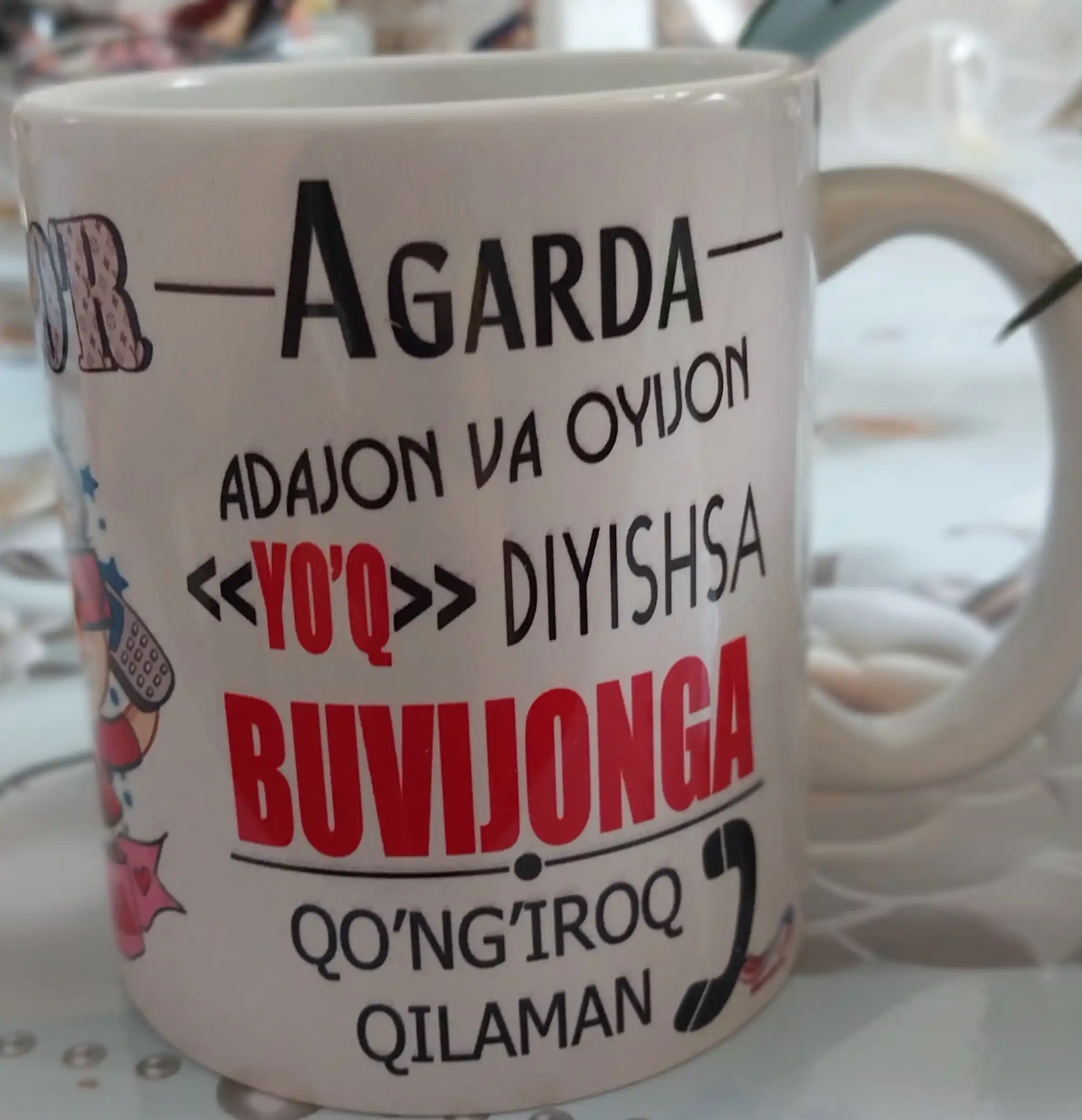 Bosmali krujkalar "Dunyodagi eng zo'r buvi", rus va o'zbek tillarida