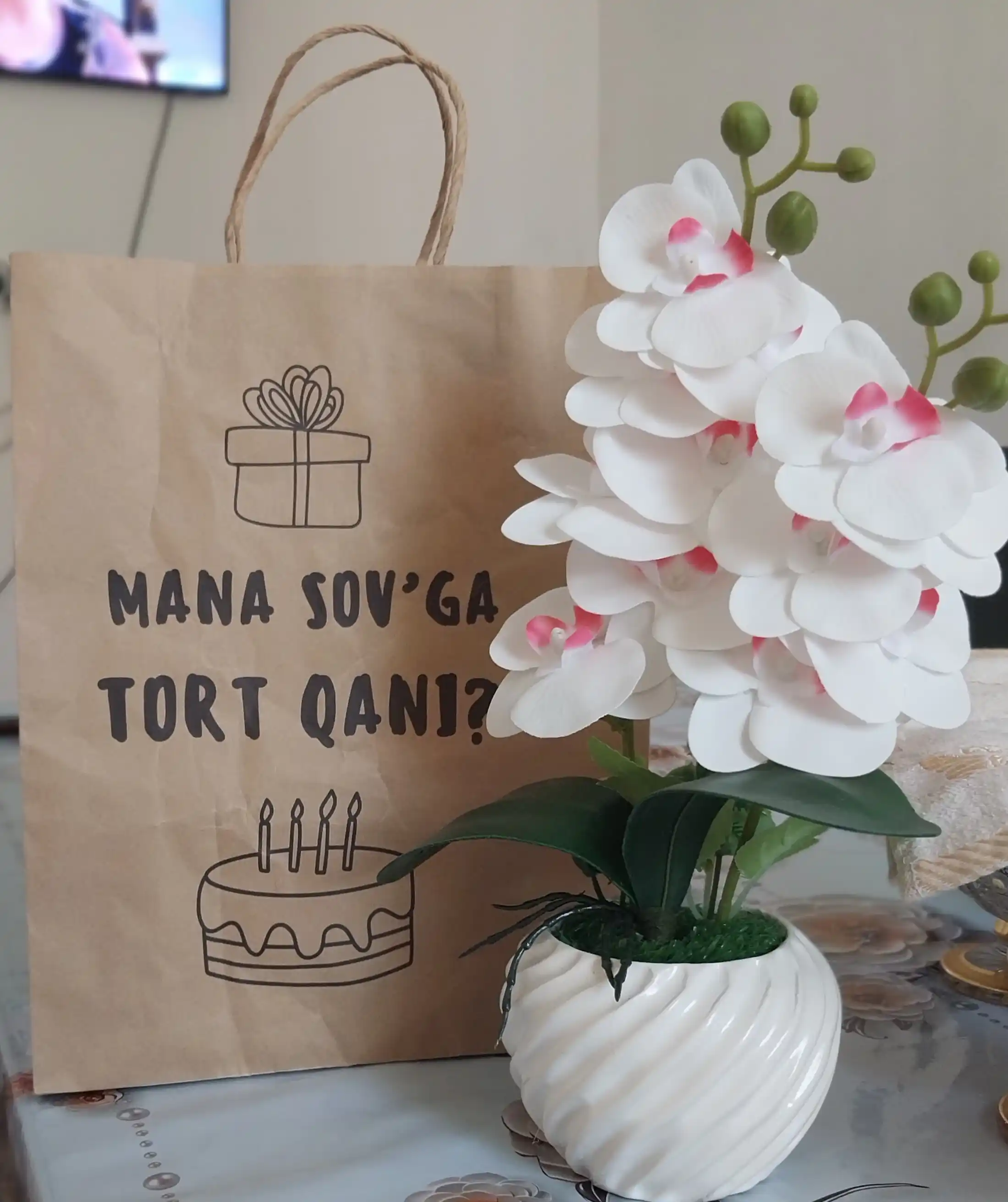 Sun’iy gul tuvakda 40–45 sm - interyer bezagi, parvarish talab qilmaydi