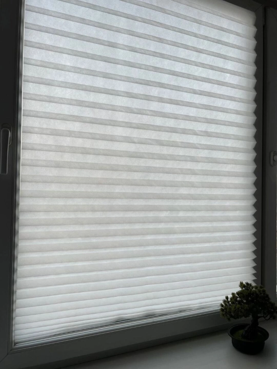 Pliseli pardalar, matoli, yopishqoq lenta bilan, deraza va balkonlar uchun, blackout
