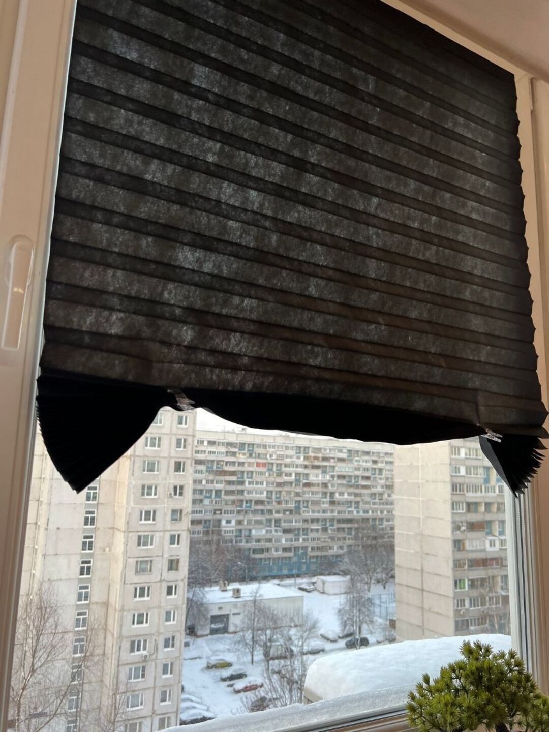 Pliseli pardalar, matoli, yopishqoq lenta bilan, deraza va balkonlar uchun, blackout