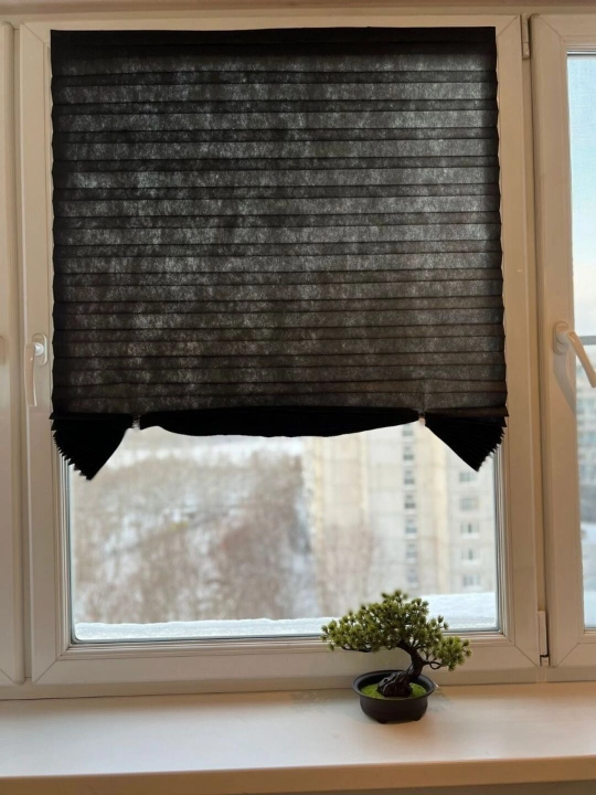 Pliseli pardalar, matoli, yopishqoq lenta bilan, deraza va balkonlar uchun, blackout