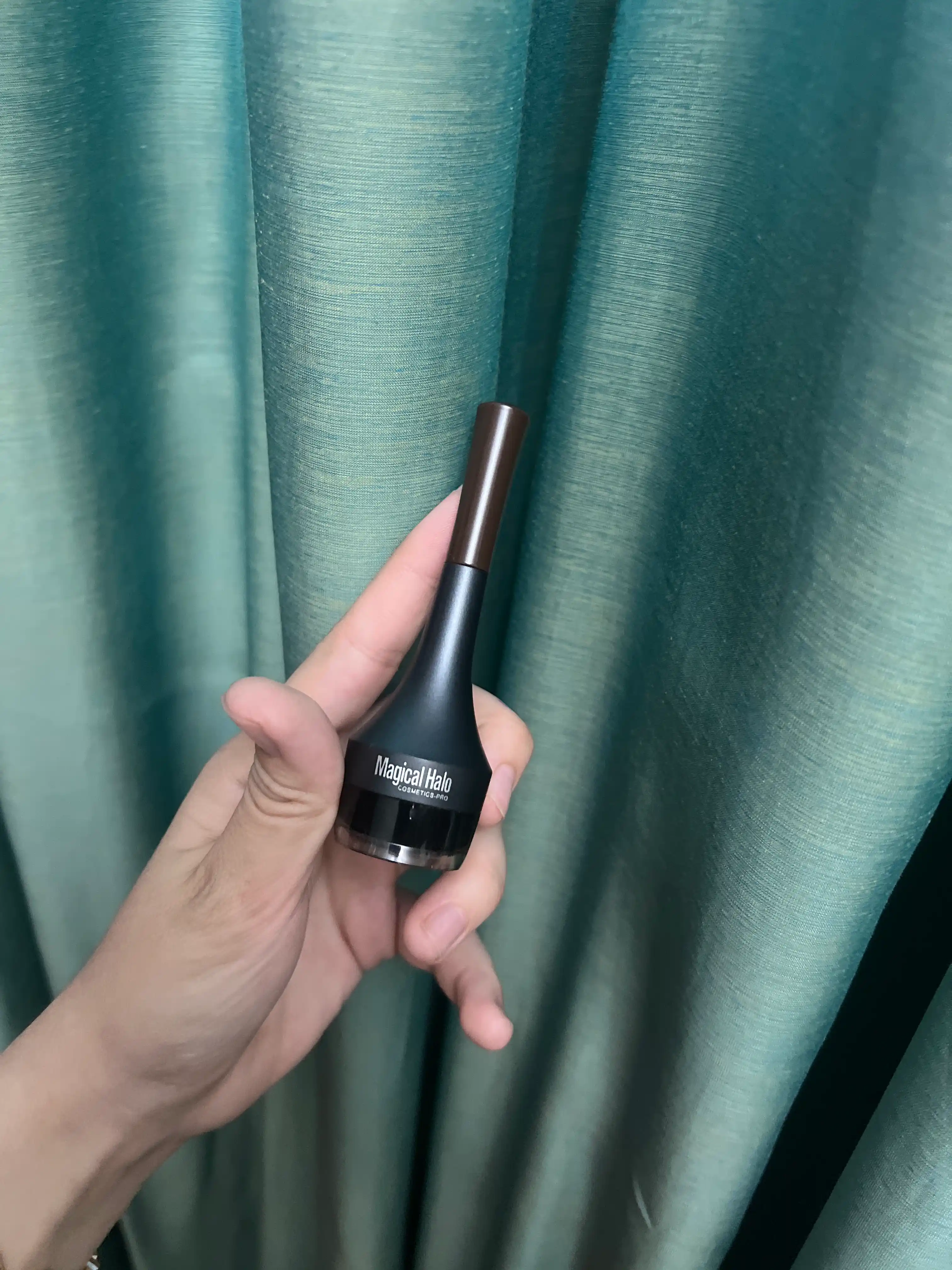 Eyeliner qora, lab bo'yog'i jigarrang, jel, suv o'tkazmaydigan
