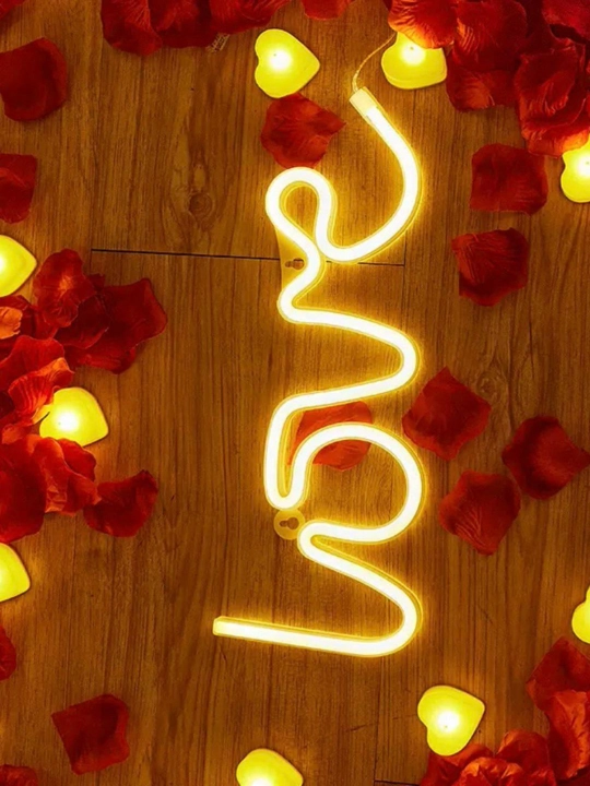 Neon yorug'lik chirog'i LOVE, devorga