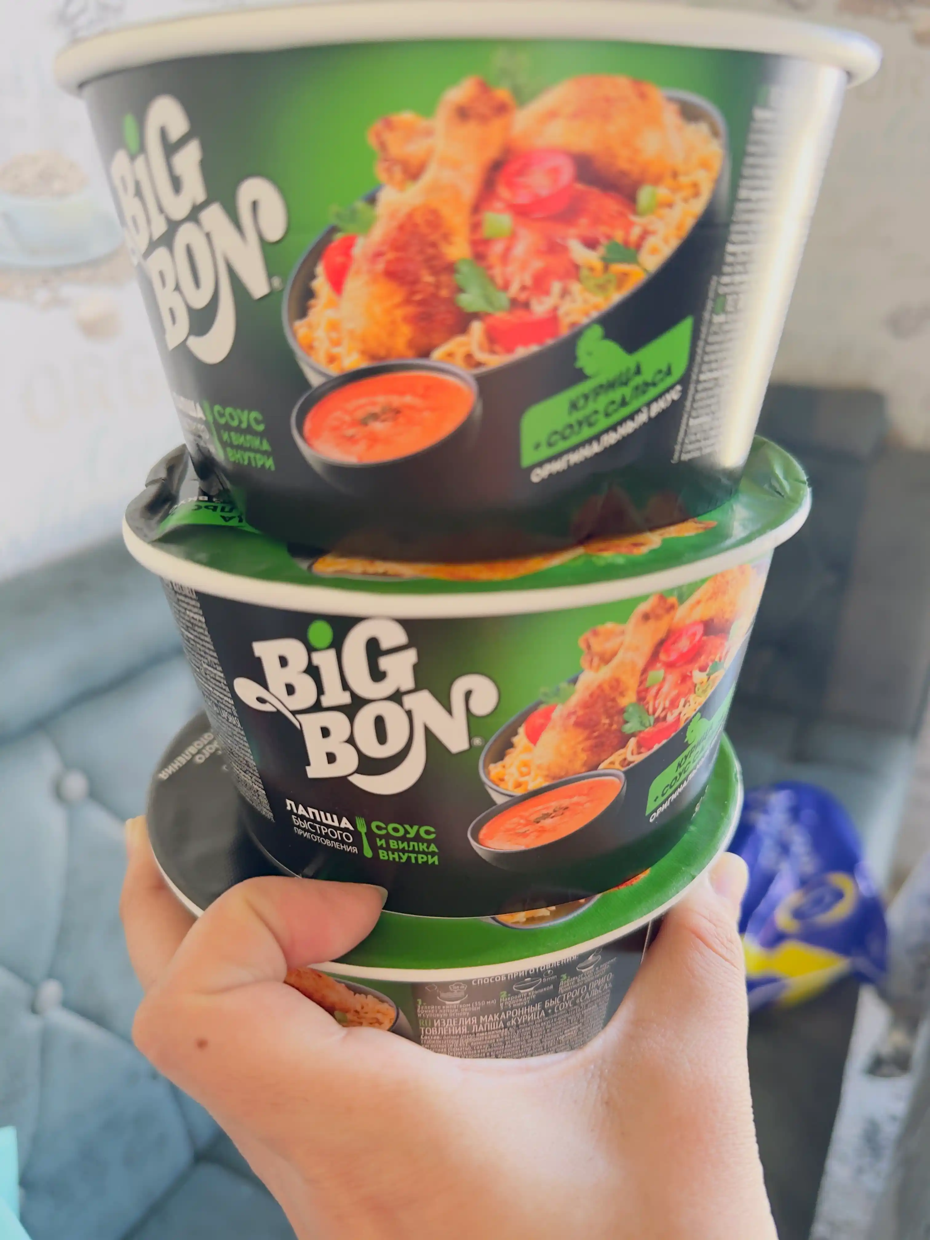 Tez tayyorlanadigan lapsha Big Bon, tovuq ta'mli va salsa sousi bilan, chashka