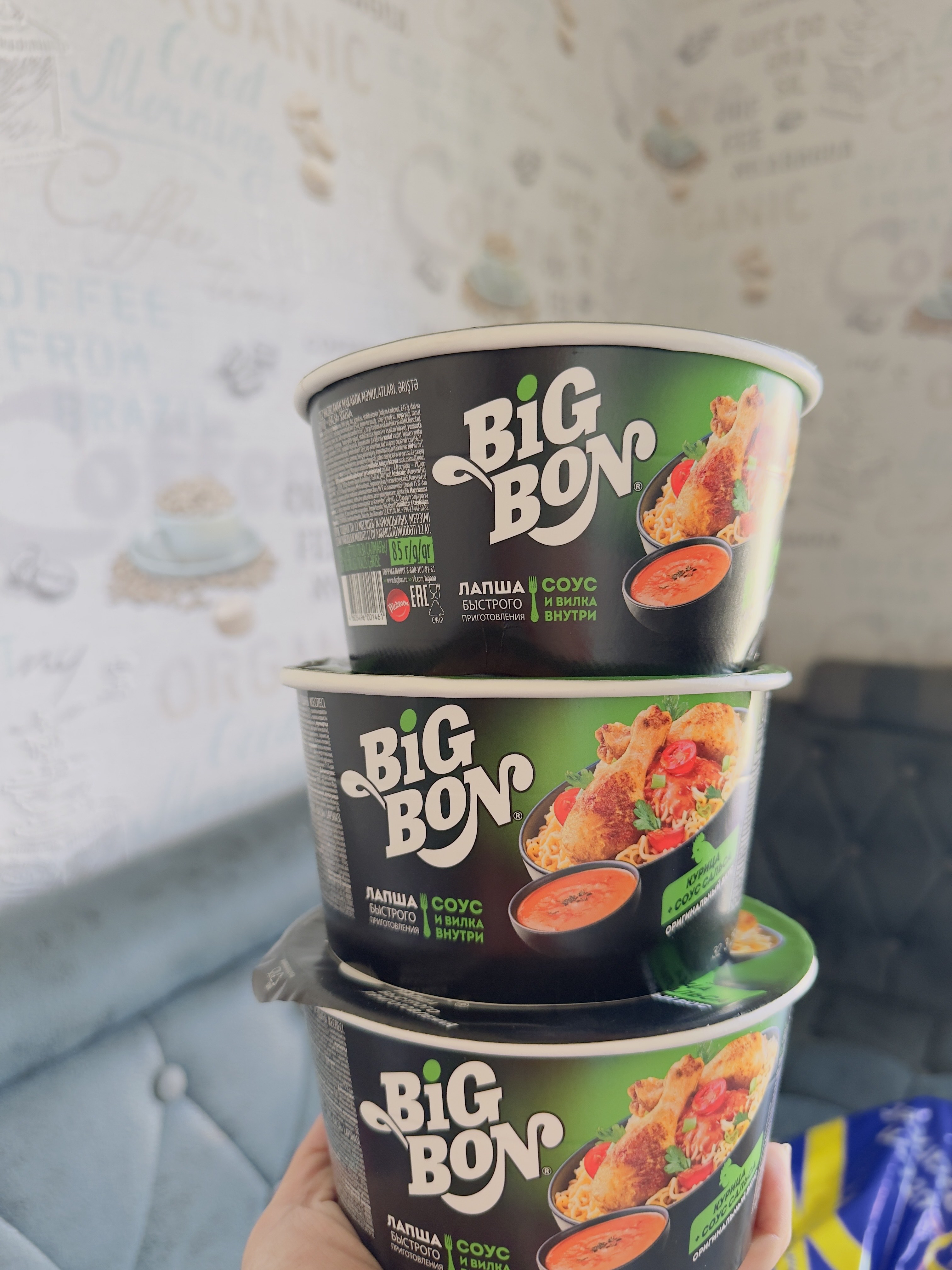 Tez tayyorlanadigan lapsha Big Bon, tovuq ta'mli va salsa sousi bilan, chashka