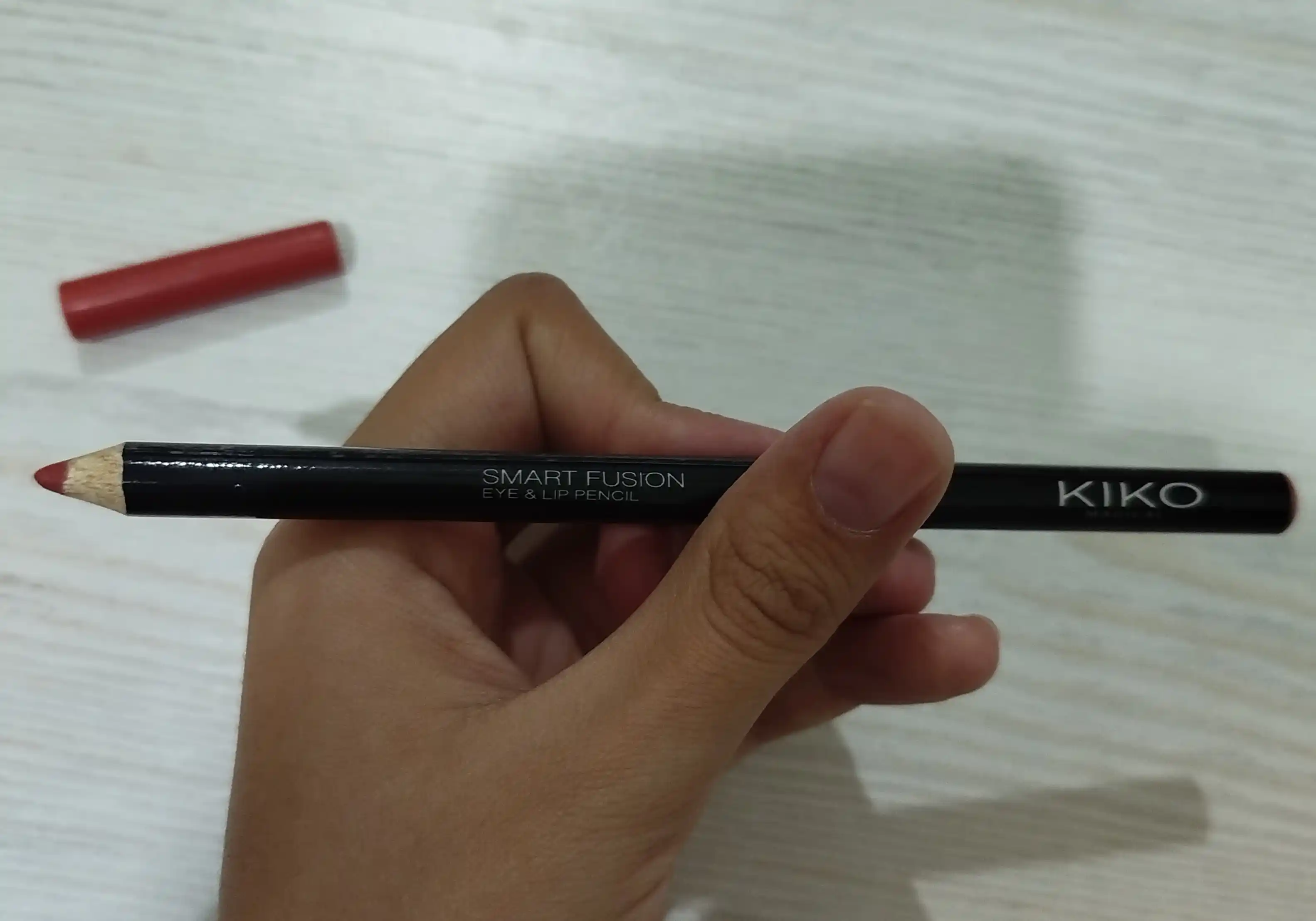 Kiko lab konturi uchun qalam xira lab bo‘yog‘i qosh va ko‘z uchun qalam oq qora 1,5 g